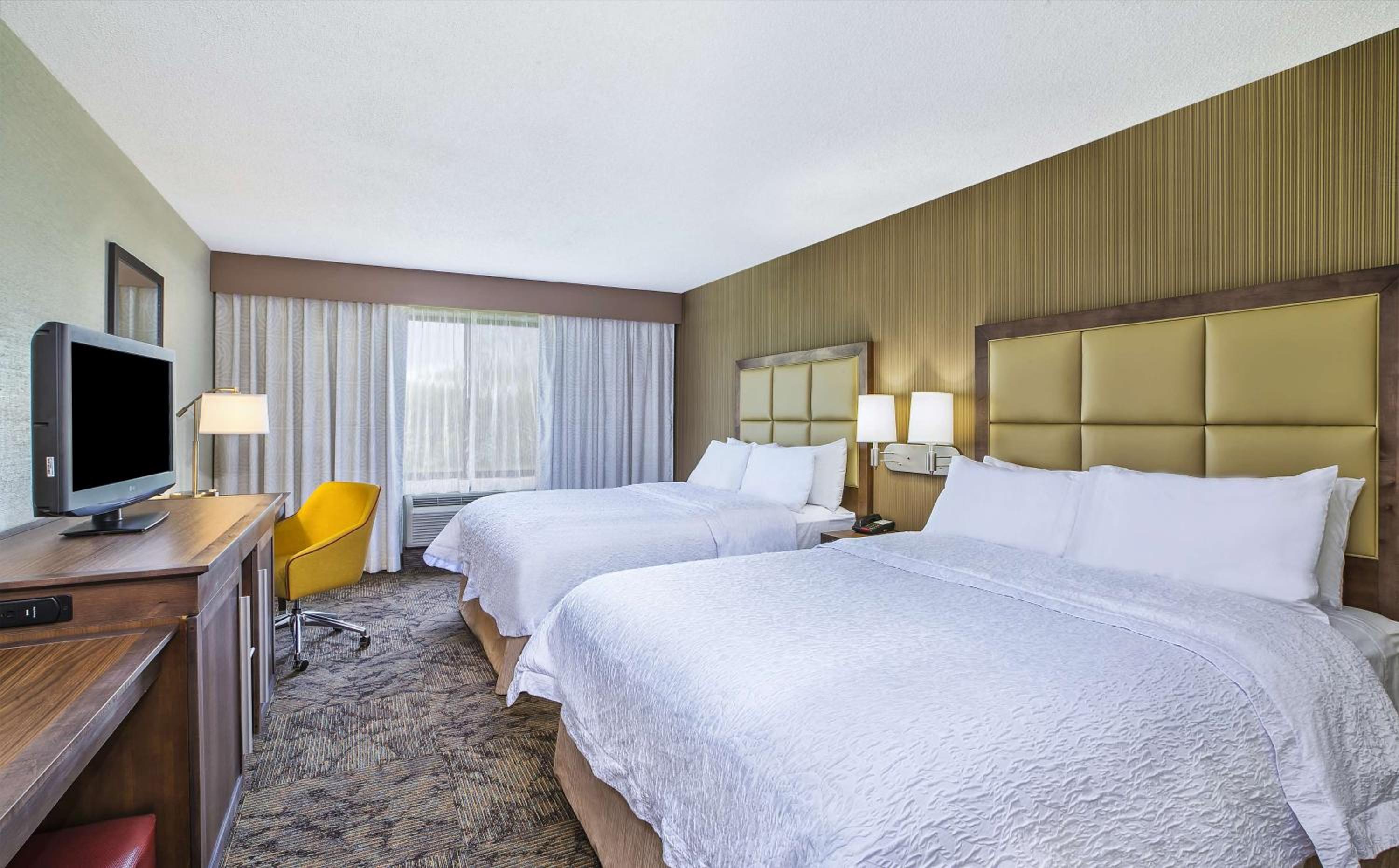 Queen Room with Two Queen Beds - Photo 2