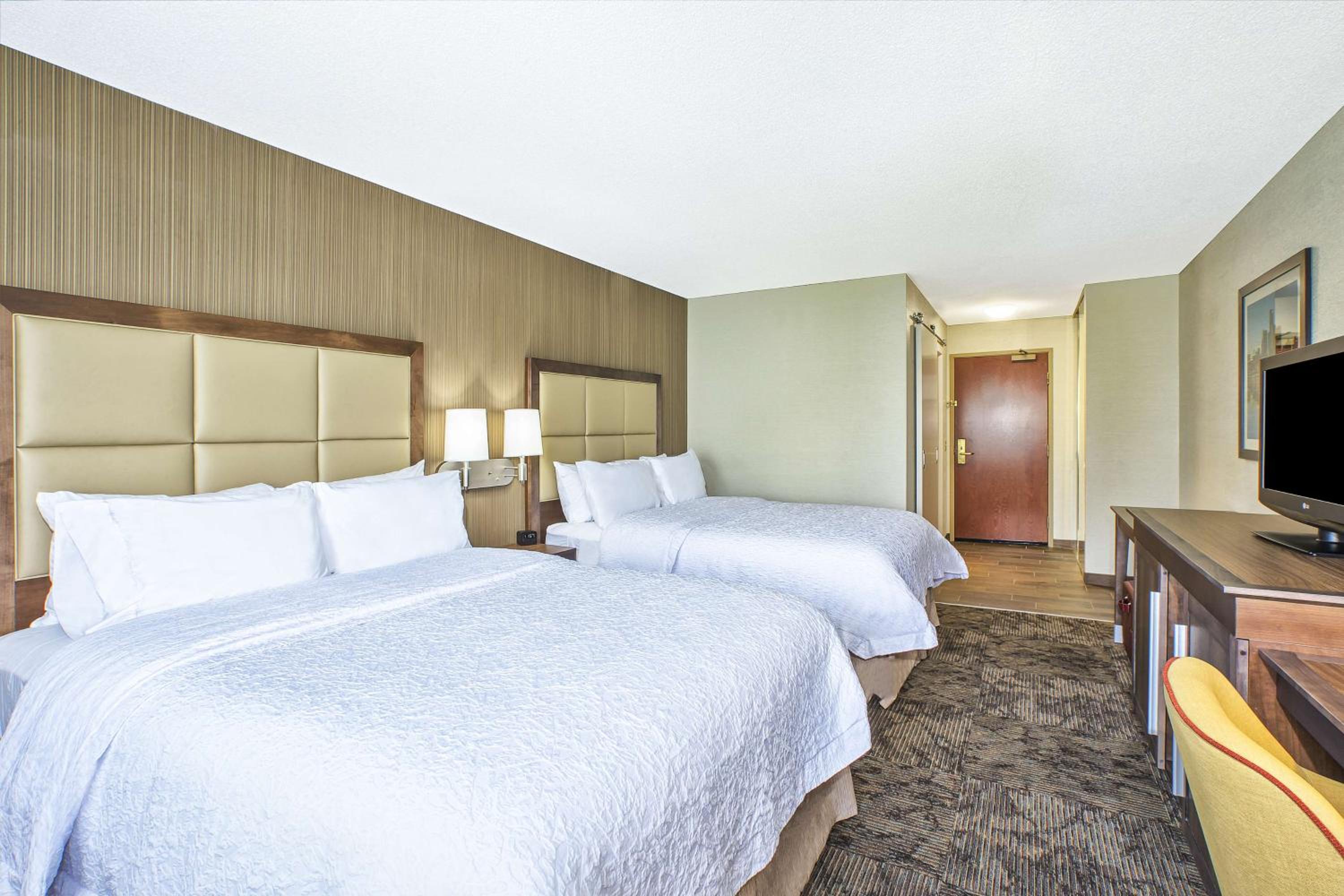 Queen Room with Two Queen Beds - Photo 3