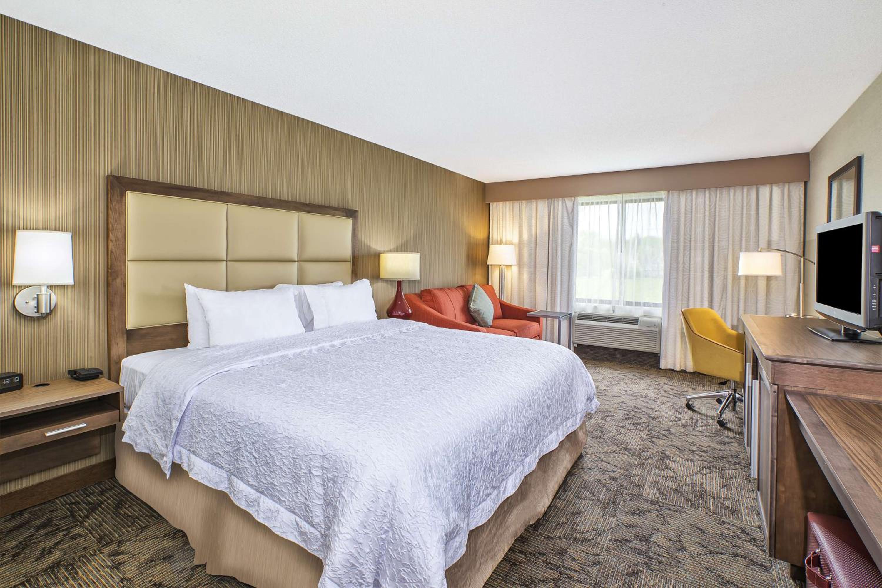 King Room with Sofa Bed - Photo 4