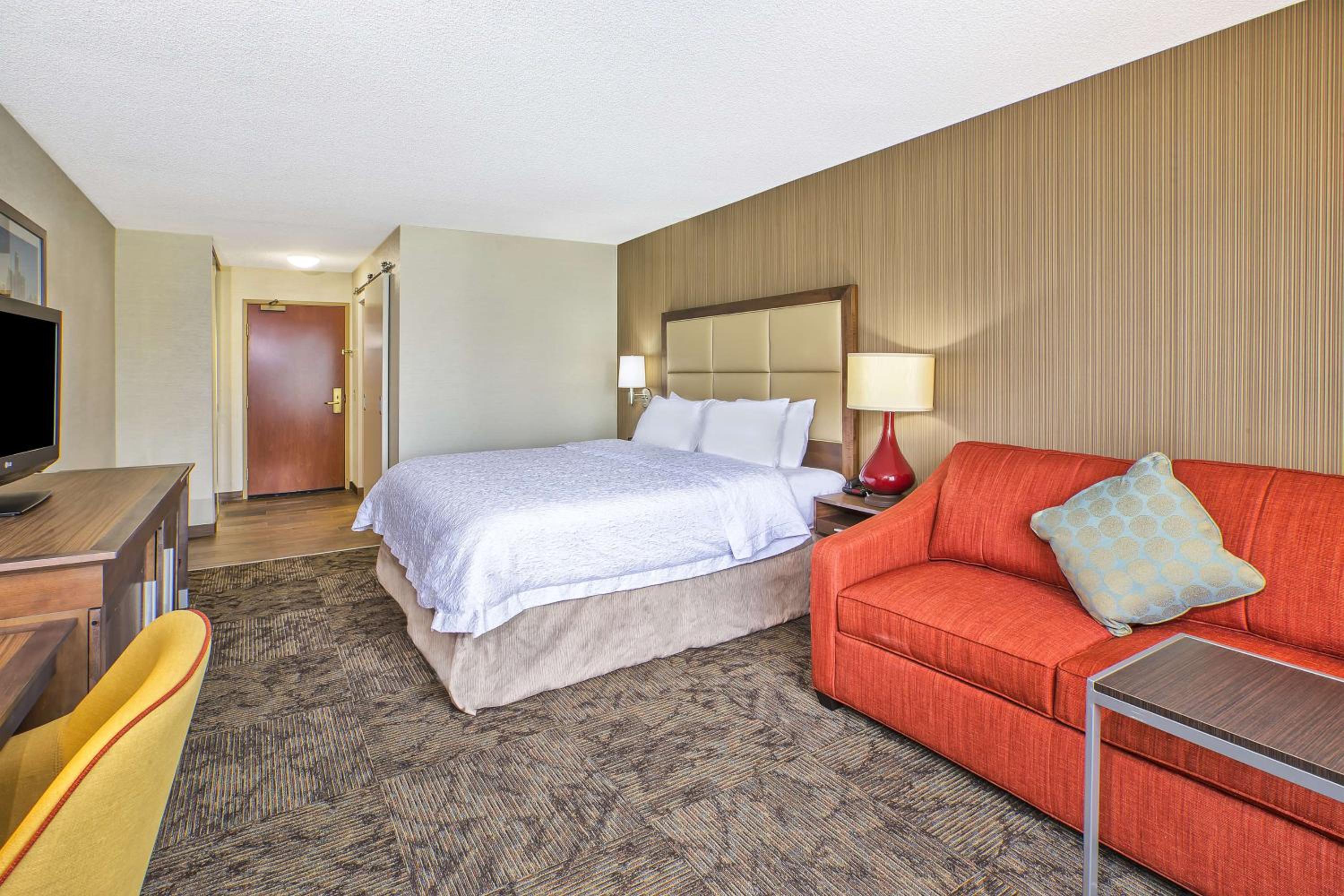 King Room with Sofa Bed - Photo 2