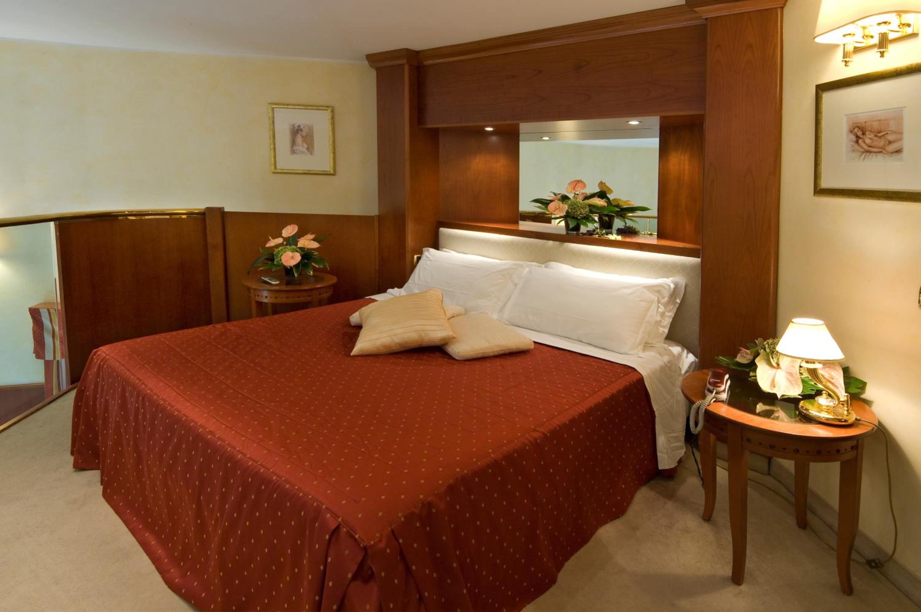 Suite with Spa Bath - Photo 1