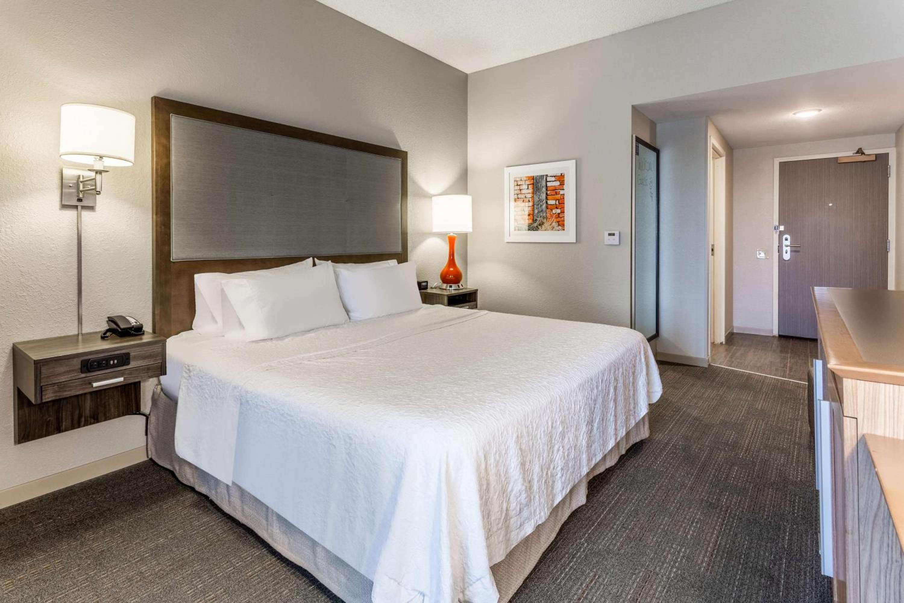 King Room with King Bed - Non-Smoking - Photo 4