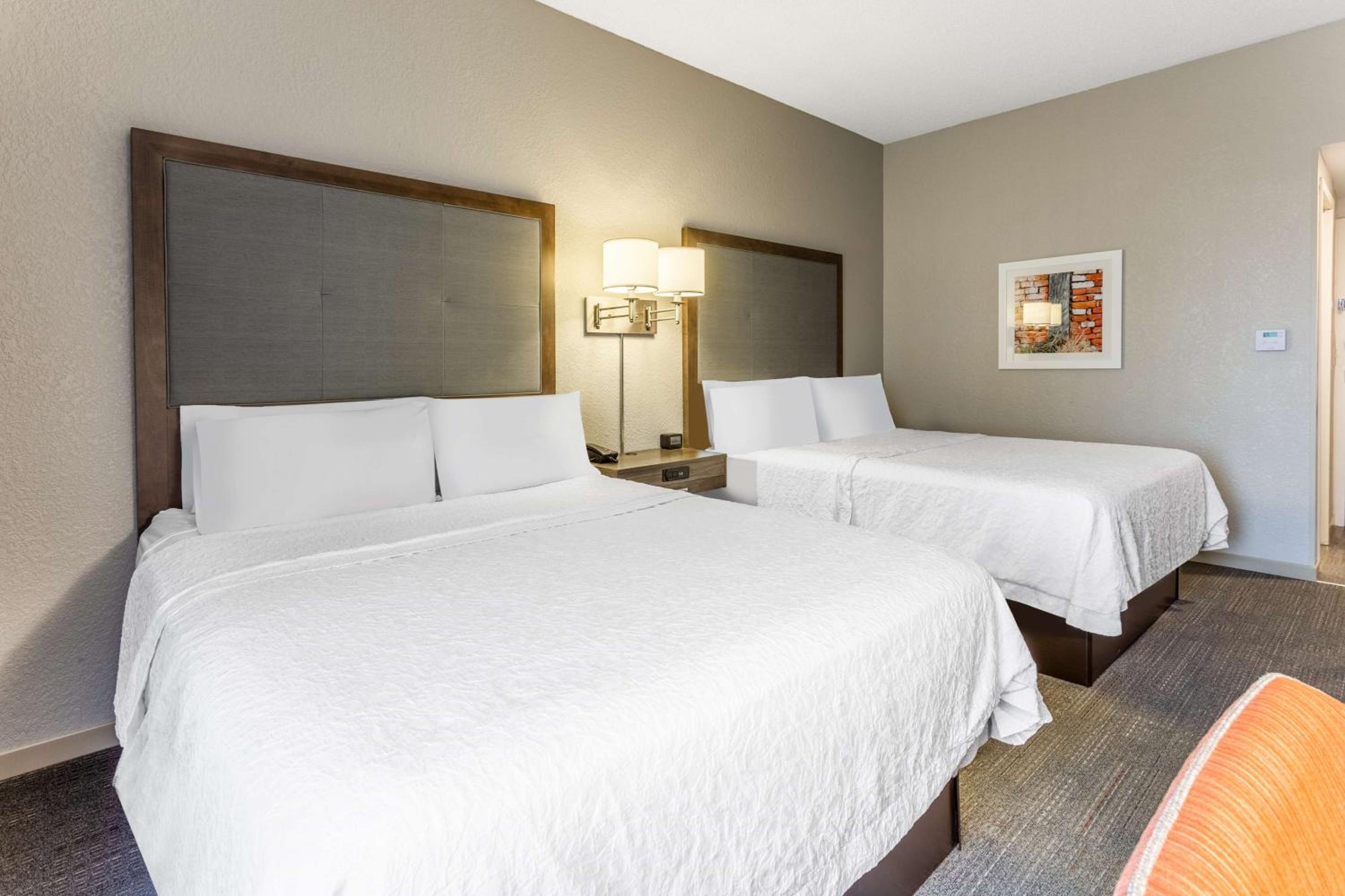 Room with Two Queen Beds - Non-Smoking - Photo 4