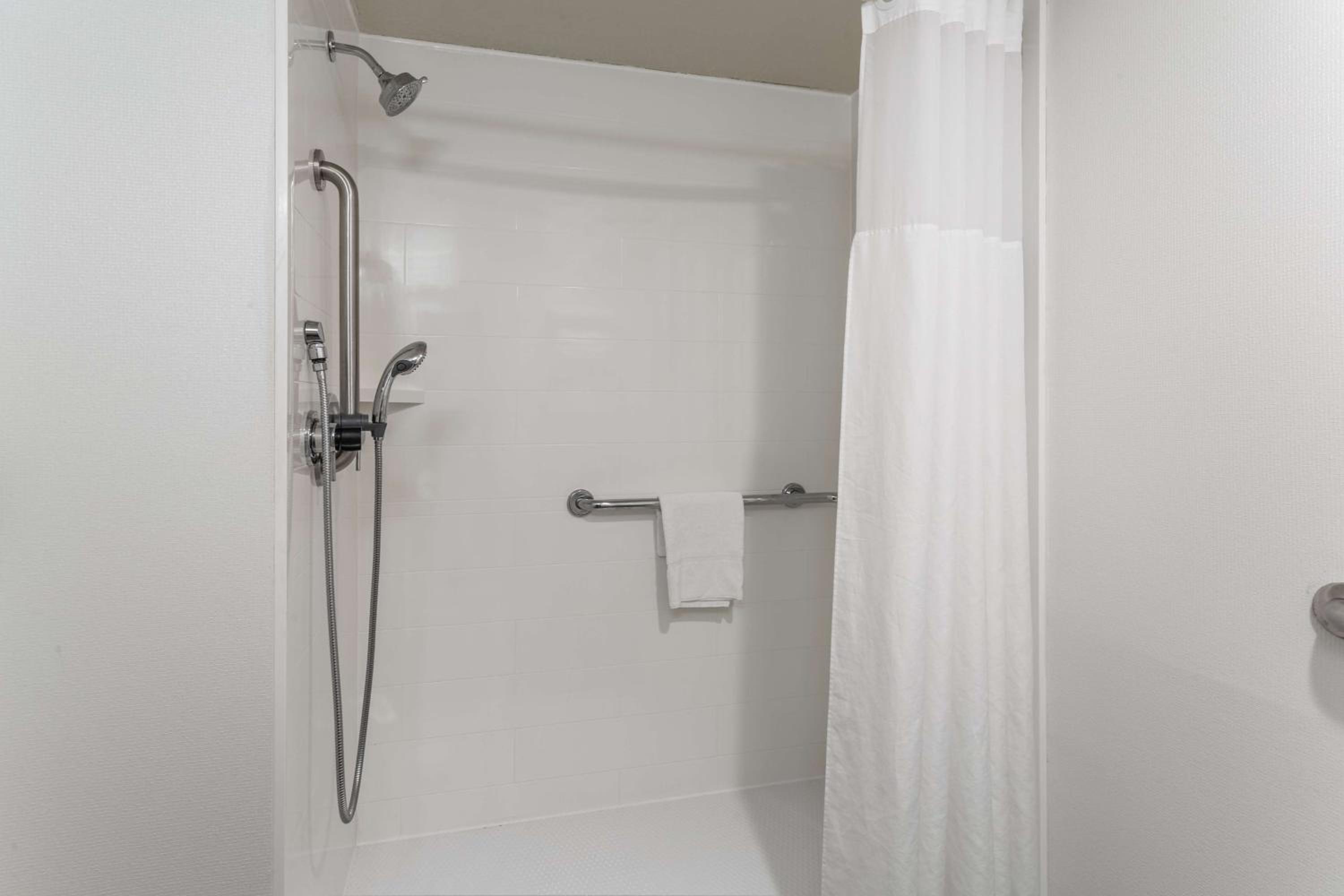 King Room with Accessible Tub - Mobility and Hearing Access/Non-Smoking - Photo 5