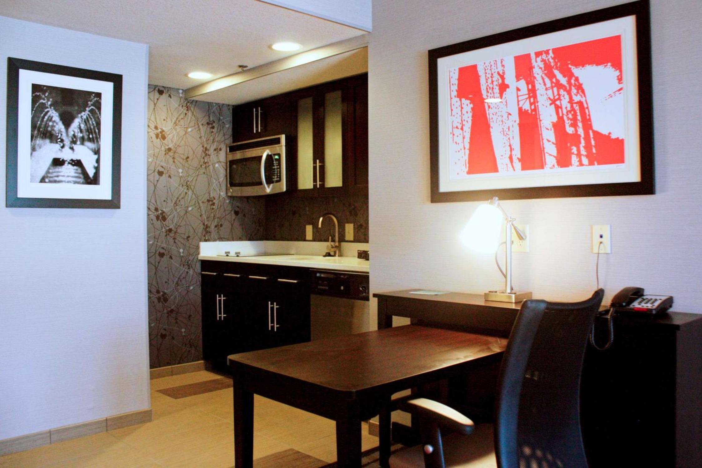 King Studio with Roll-In Shower - Mobility Access/Non-Smoking photo 2