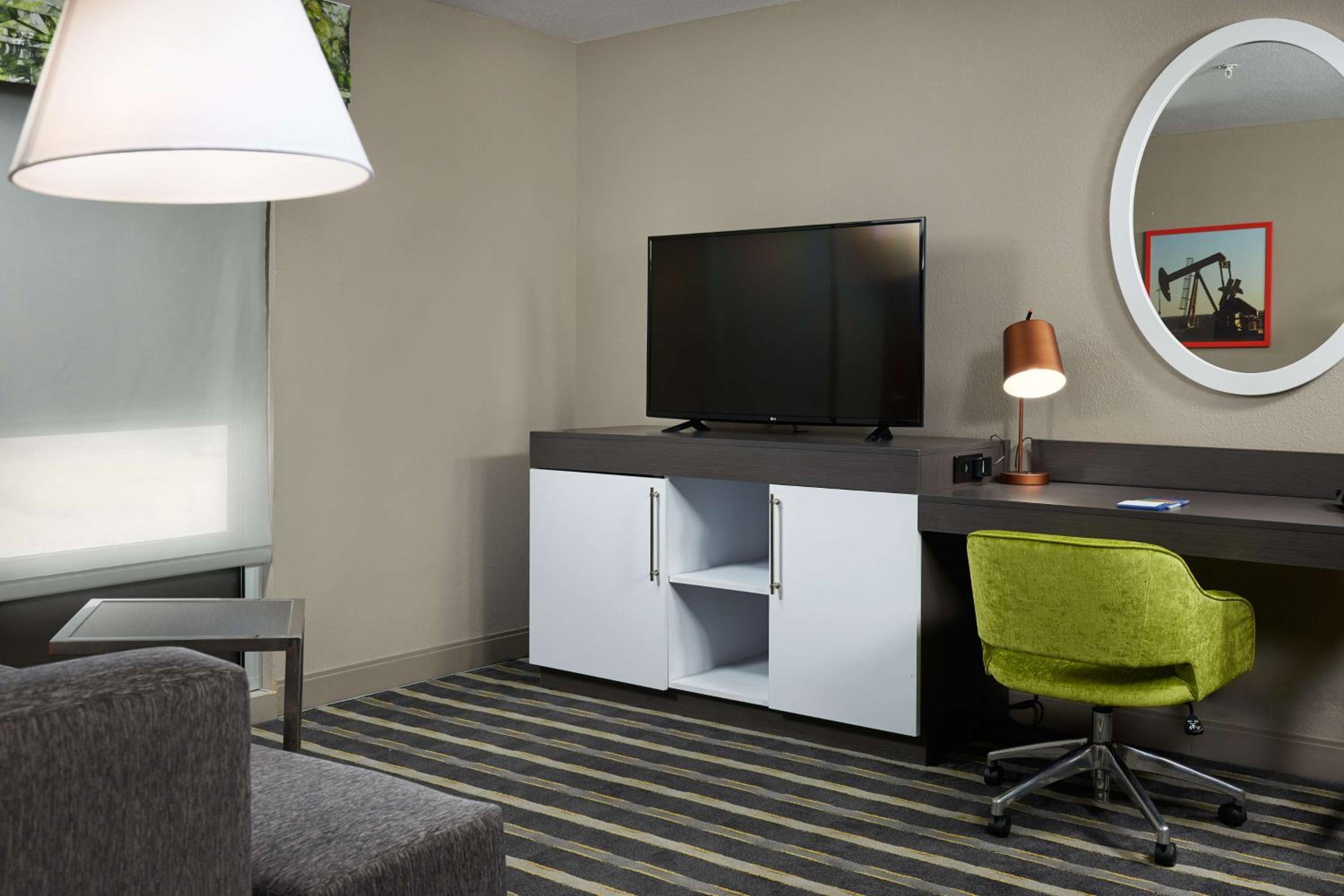King Suite - Non-Smoking - Photo 3