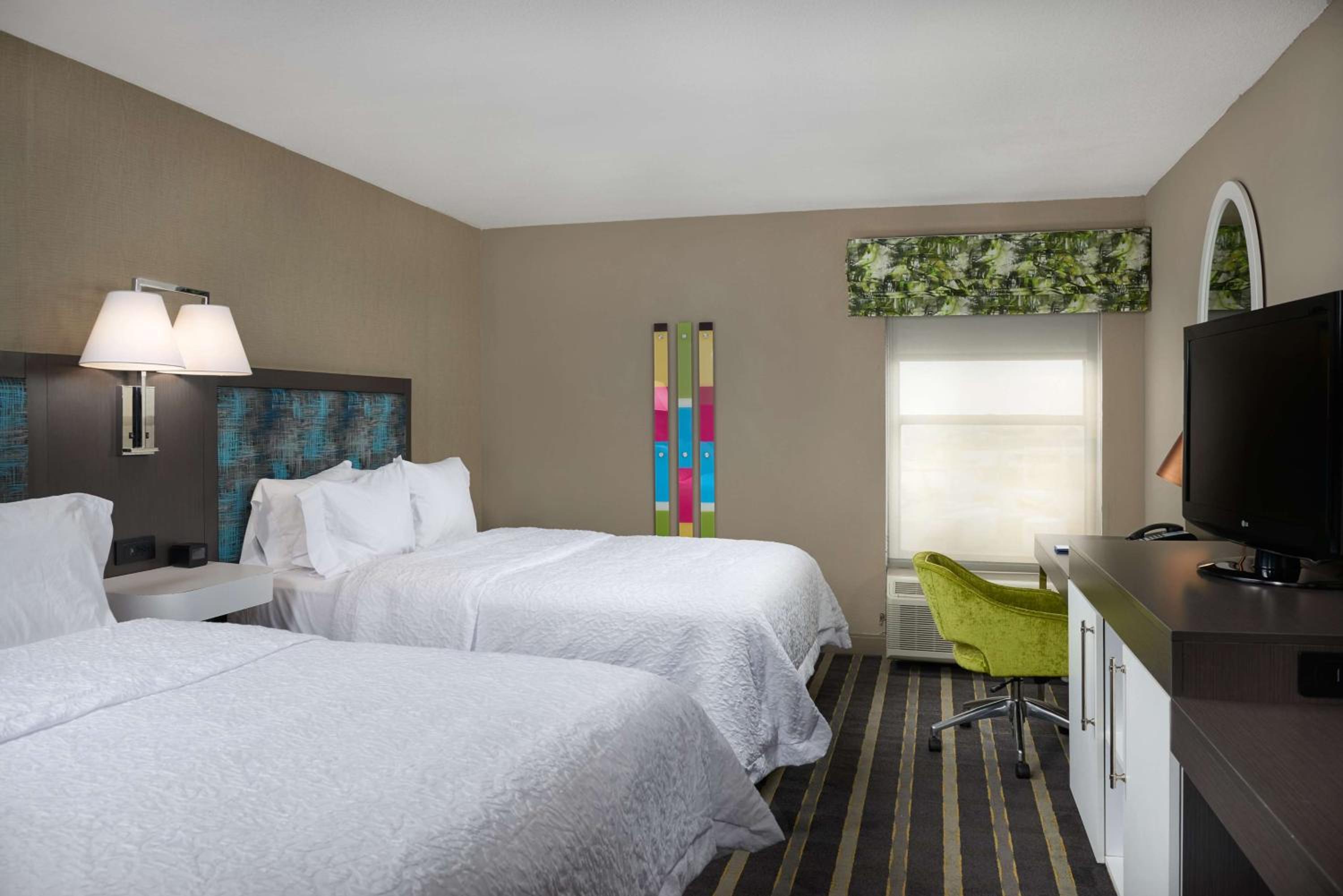 Room with Two Queen Beds - Non-Smoking - Photo 2
