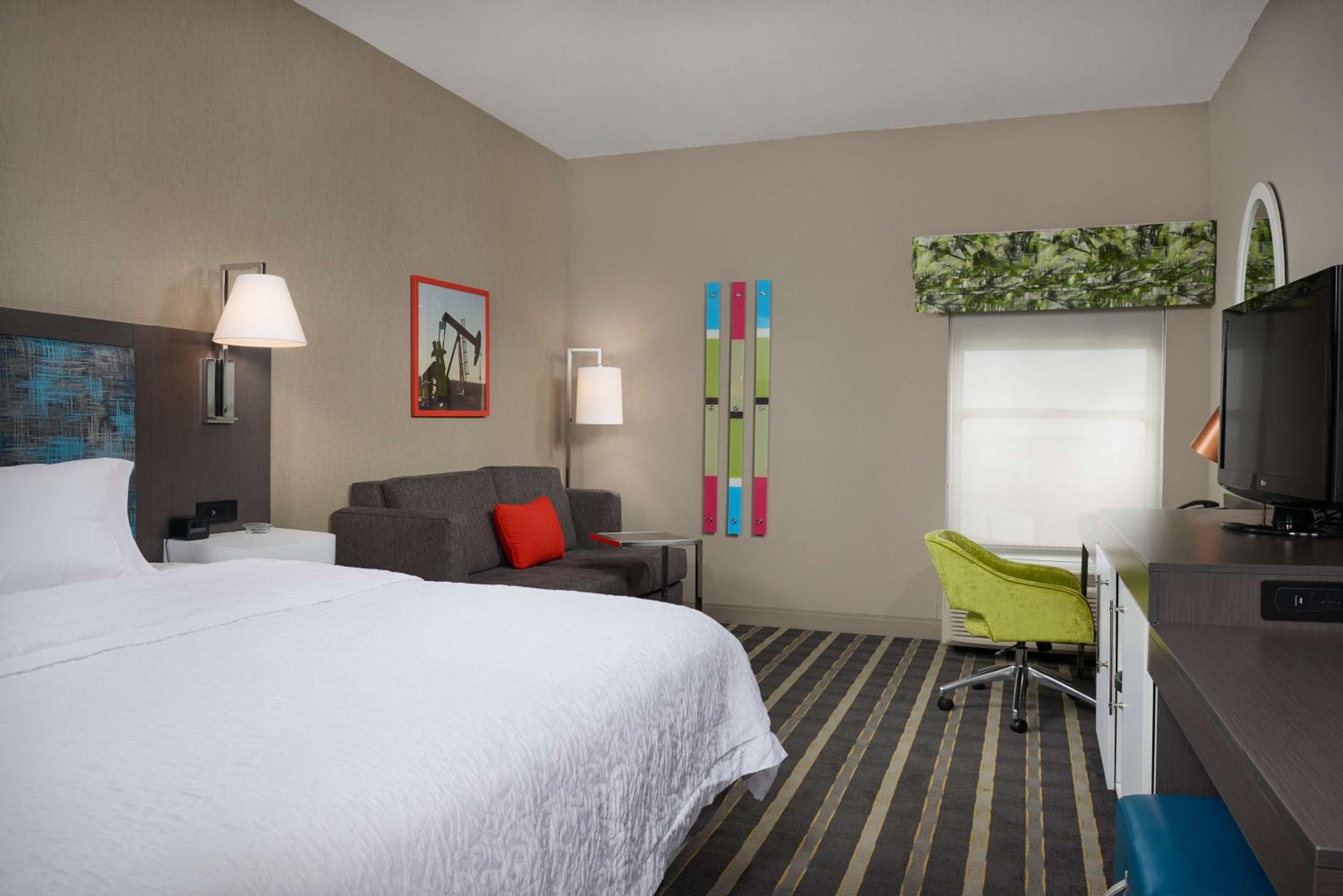 King Room with Sofa Bed - Non-Smoking - Photo 3