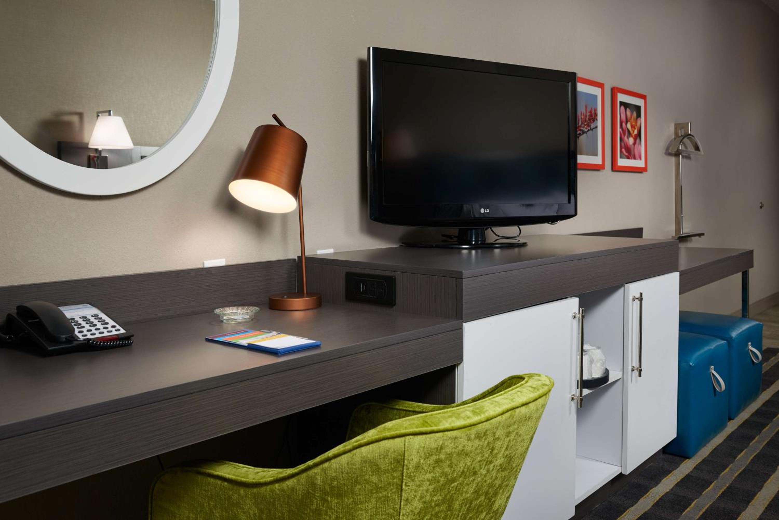 King Room with Sofa Bed - Non-Smoking - Photo 5