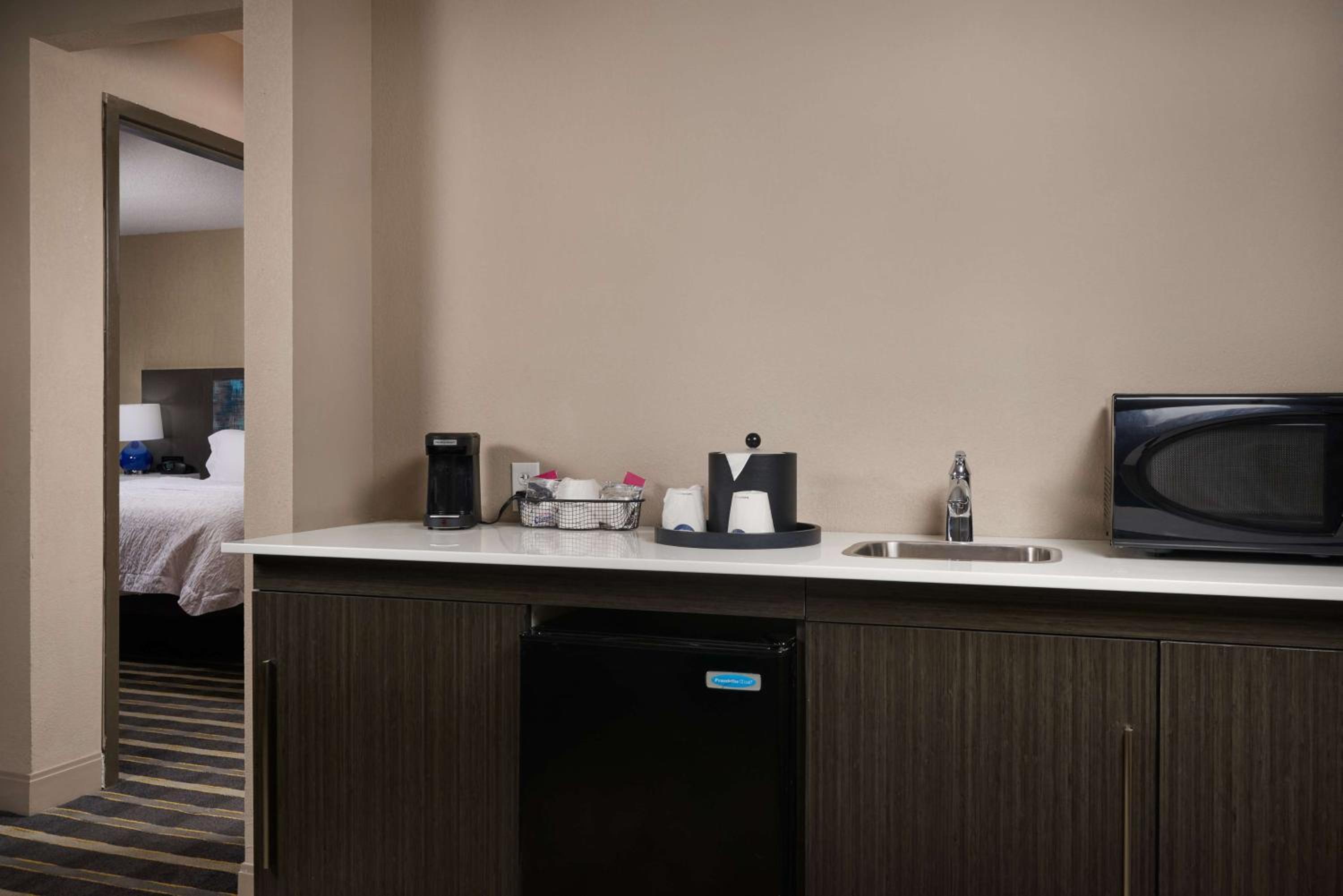 King Suite - Non-Smoking - Photo 6