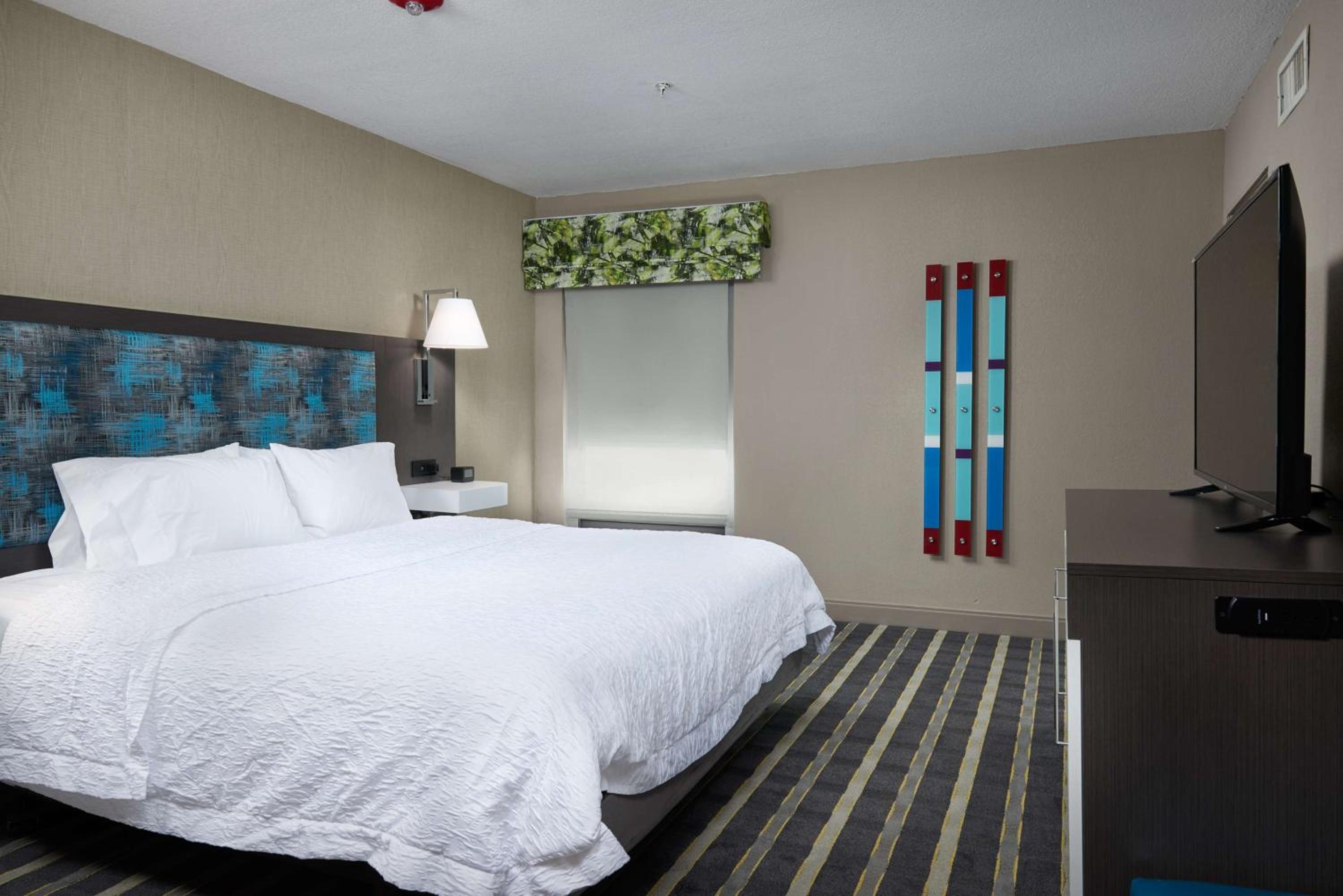 King Suite - Non-Smoking - Photo 8