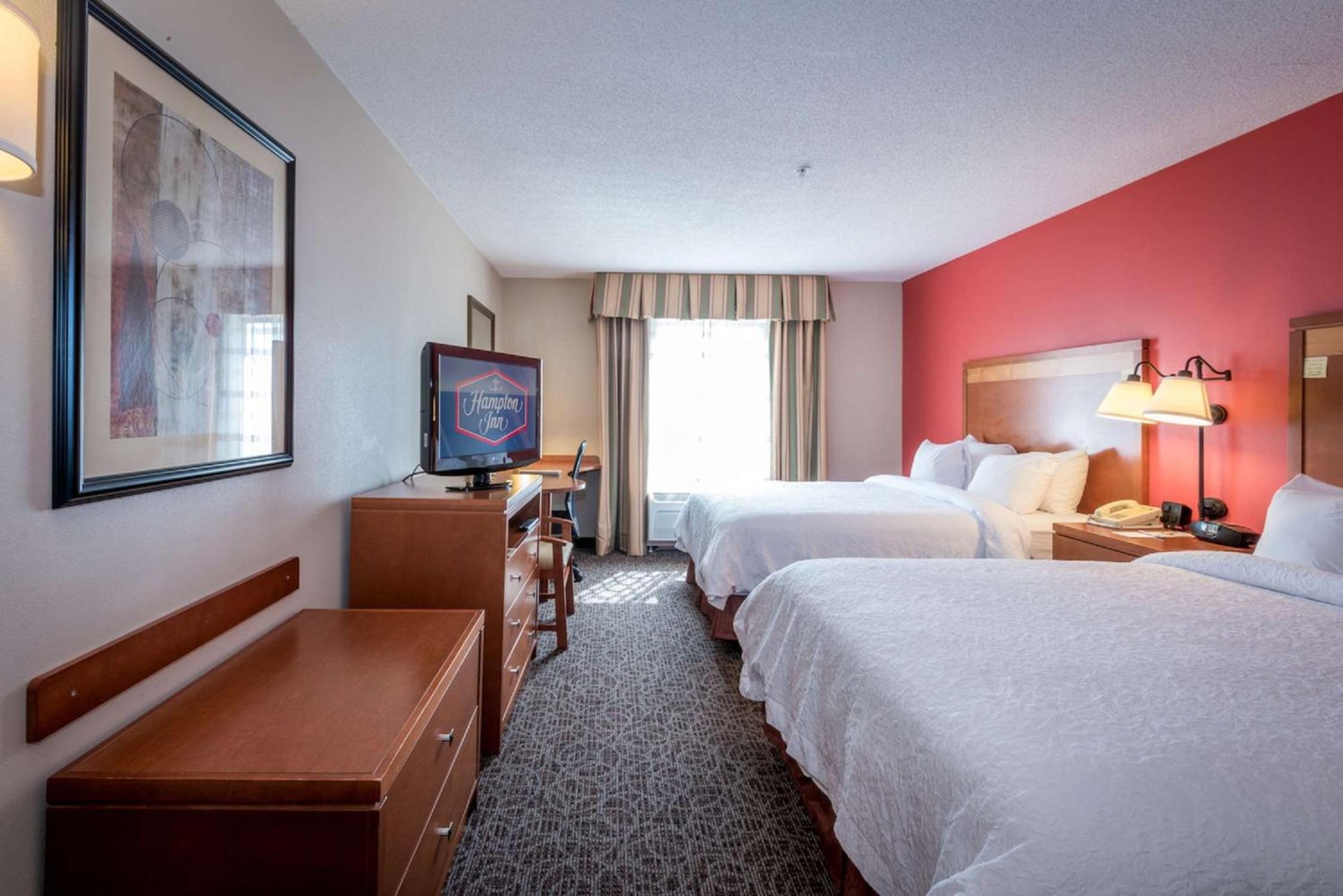 Queen Room with Two Queen Beds - Non-Smoking - Photo 2