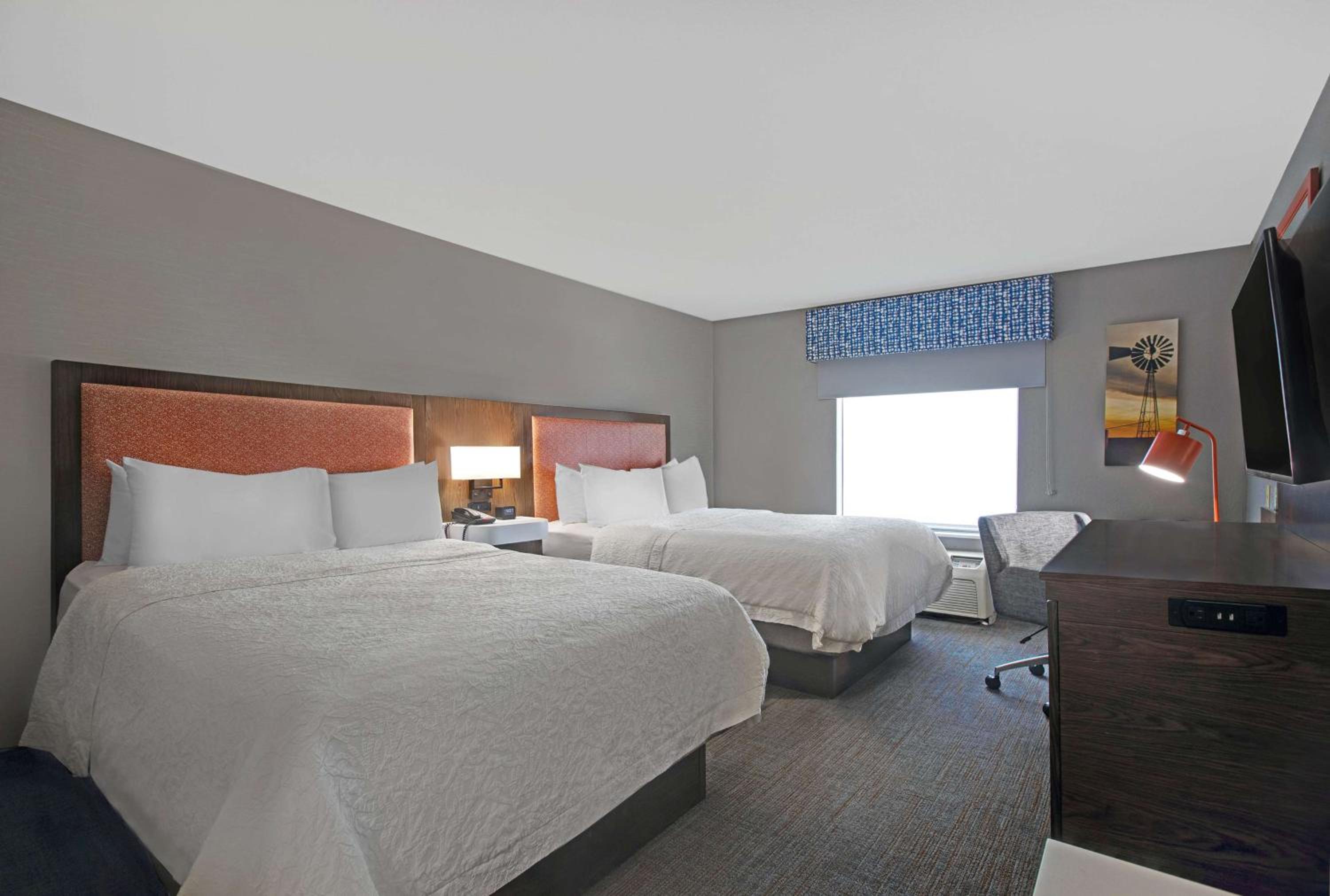 Queen Room with Two Queen Beds - Non-Smoking - Photo 1