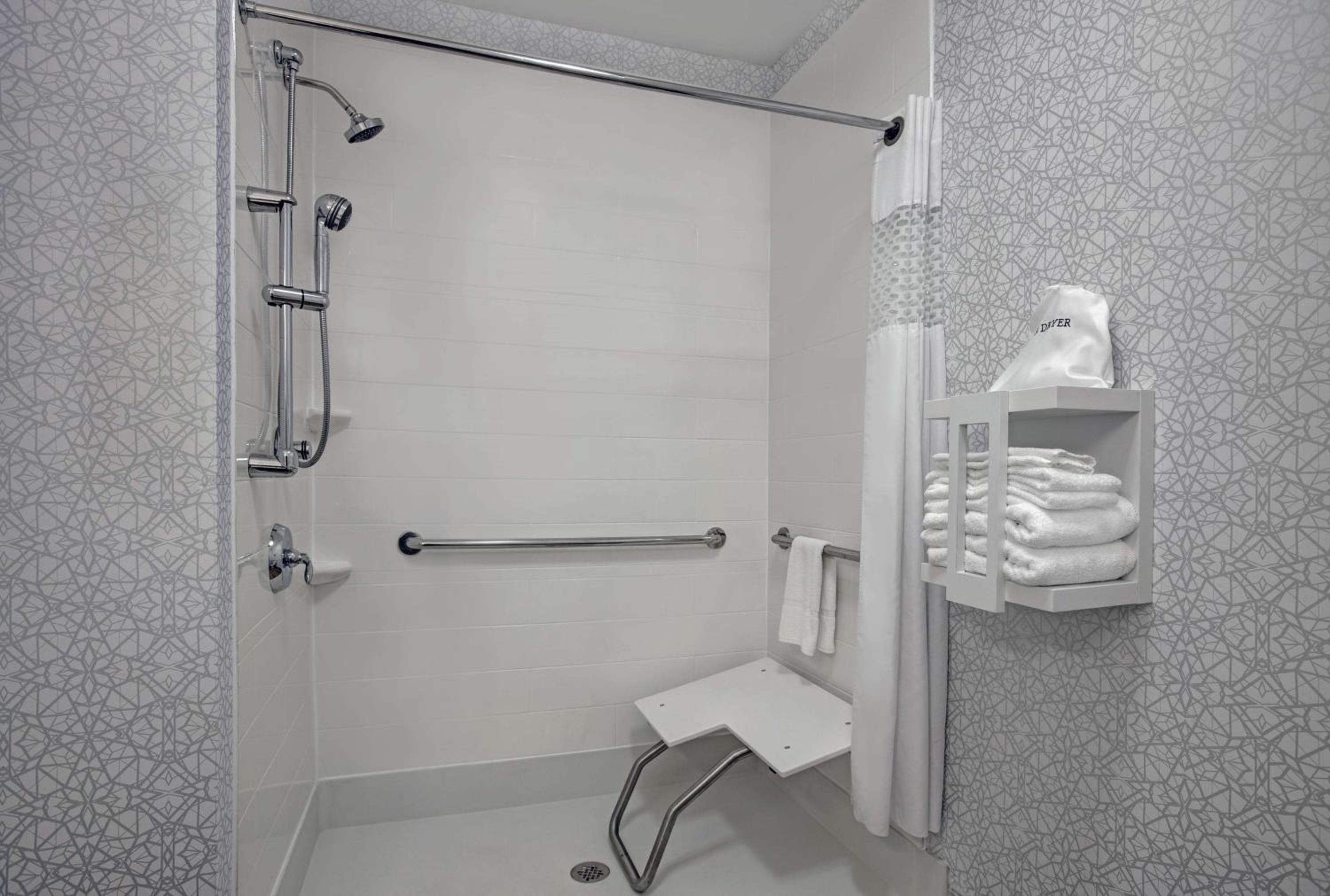 Queen Room with Two Queen Beds - Hearing Access/Non-Smoking - Photo 2