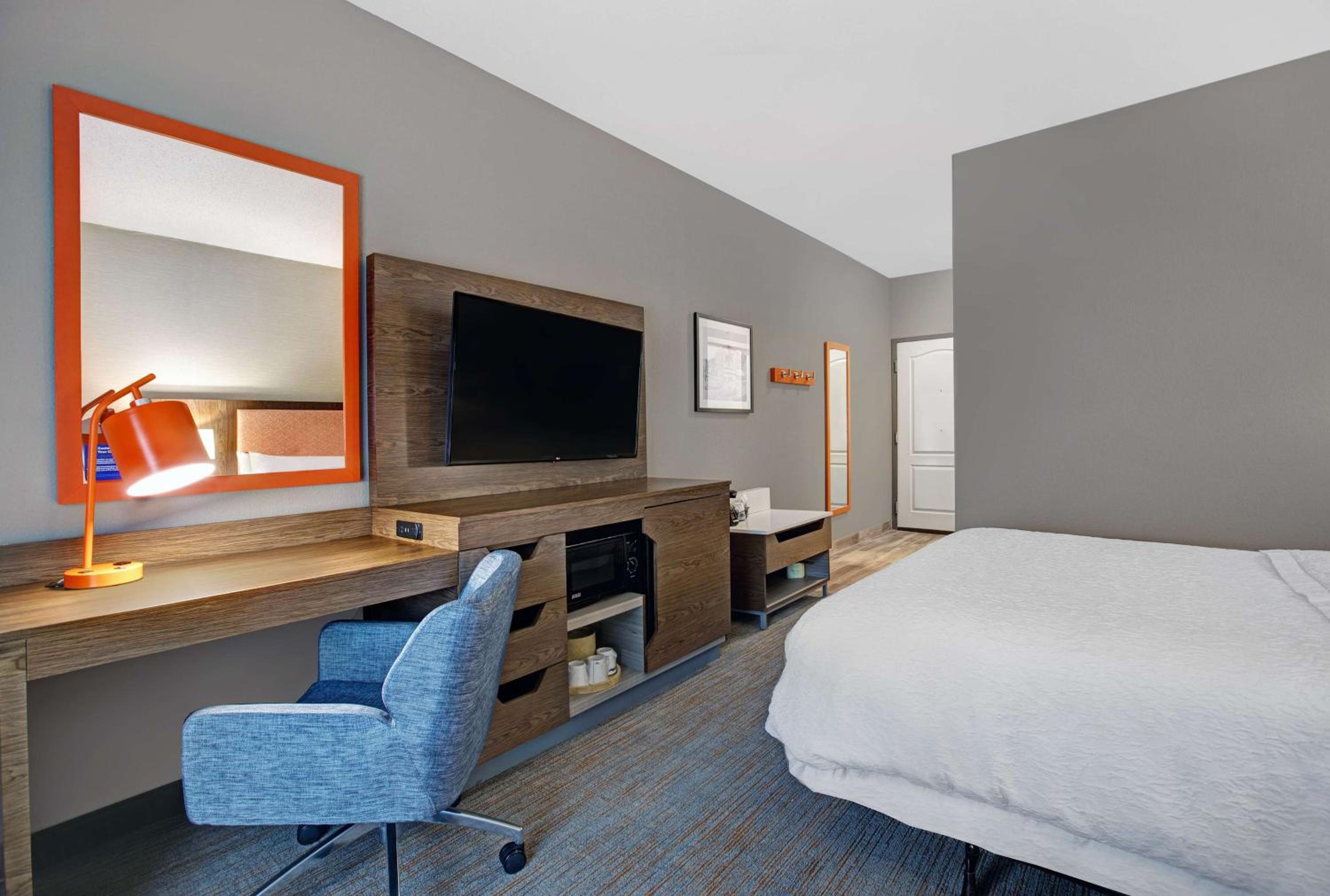 Queen Room with Two Queen Beds - Non-Smoking - Photo 4