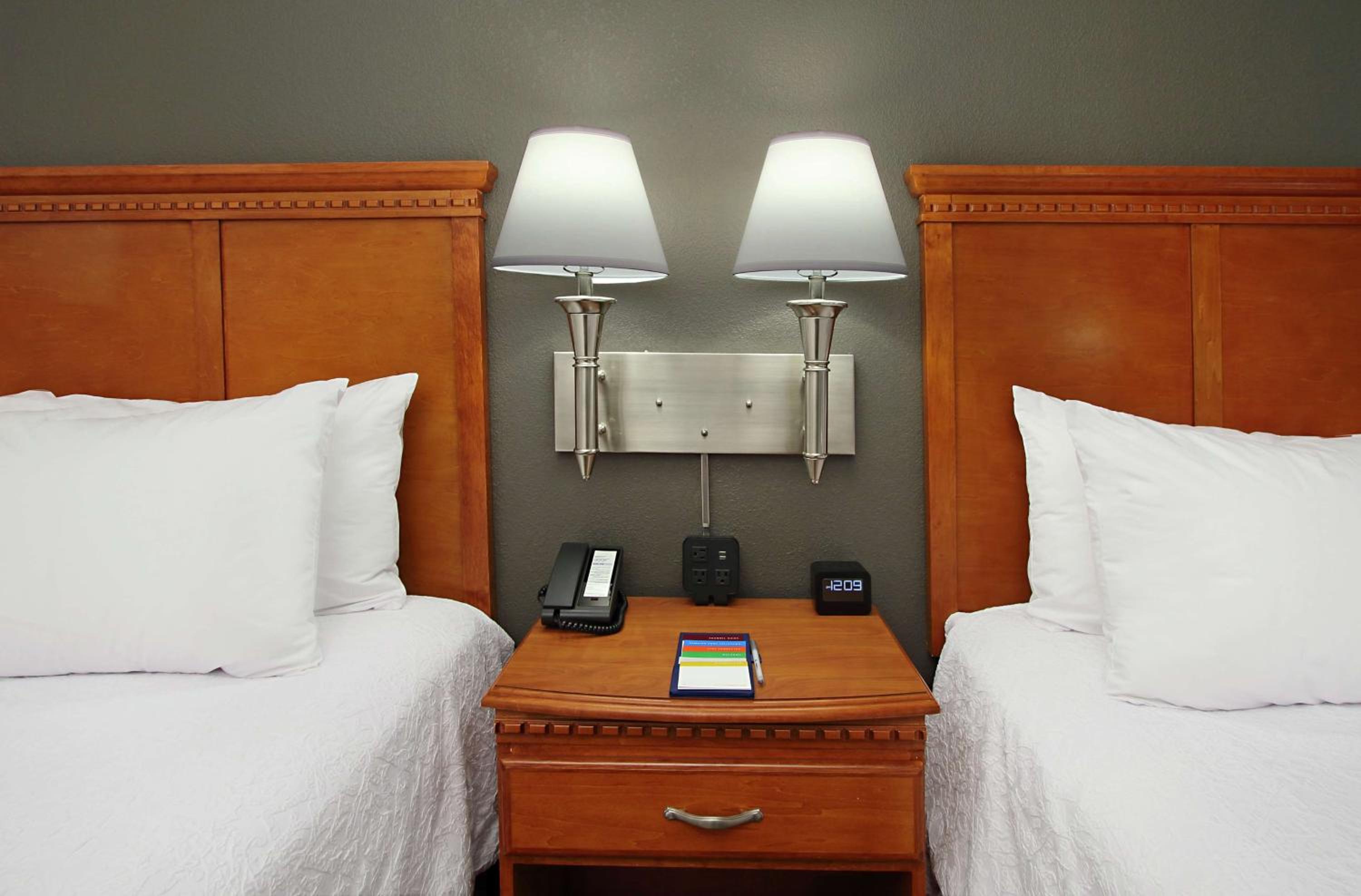 Room with Two Queen Beds - Non-Smoking - Photo 2