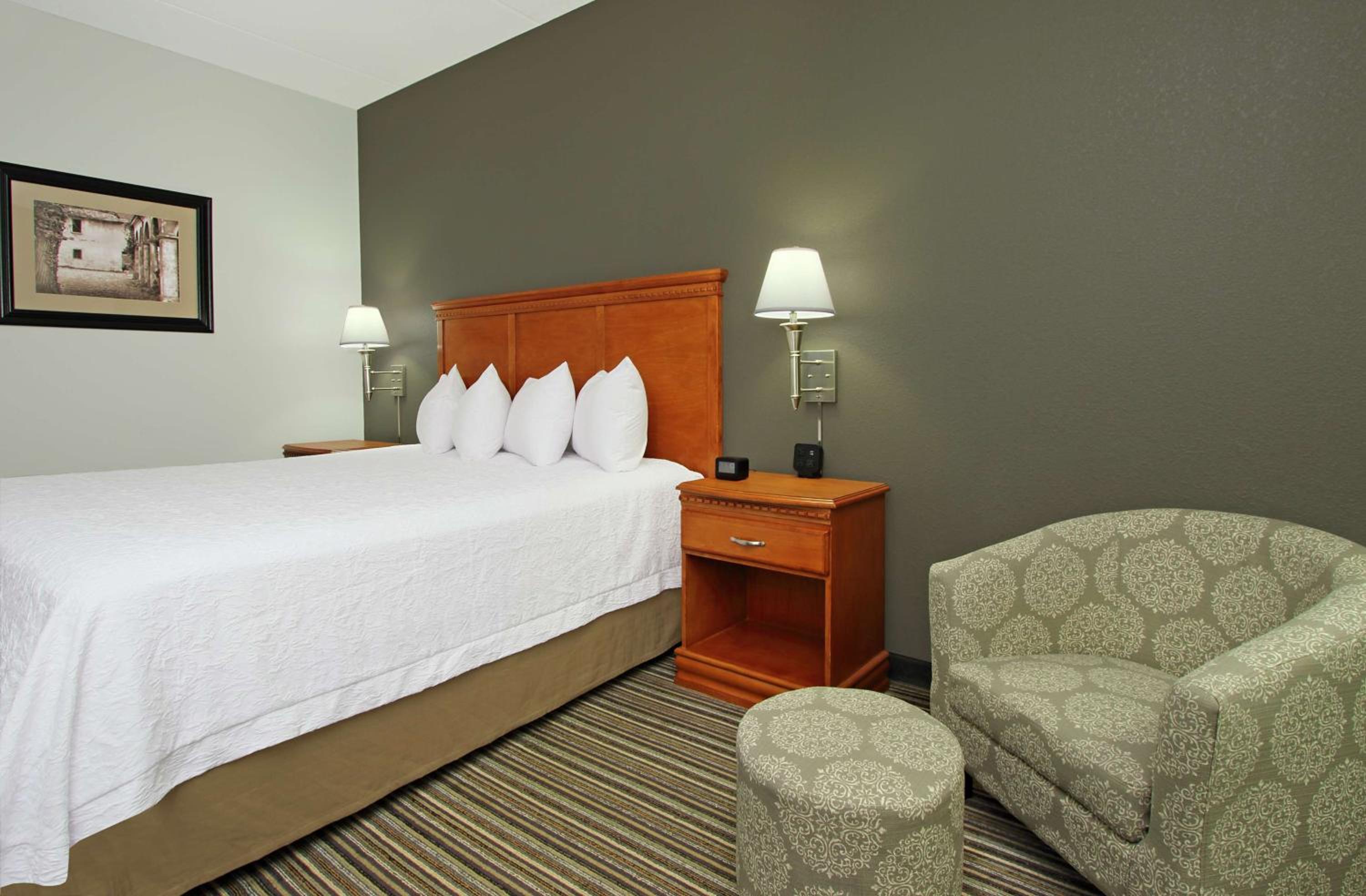 King Room with King Bed - Non-Smoking - Photo 1