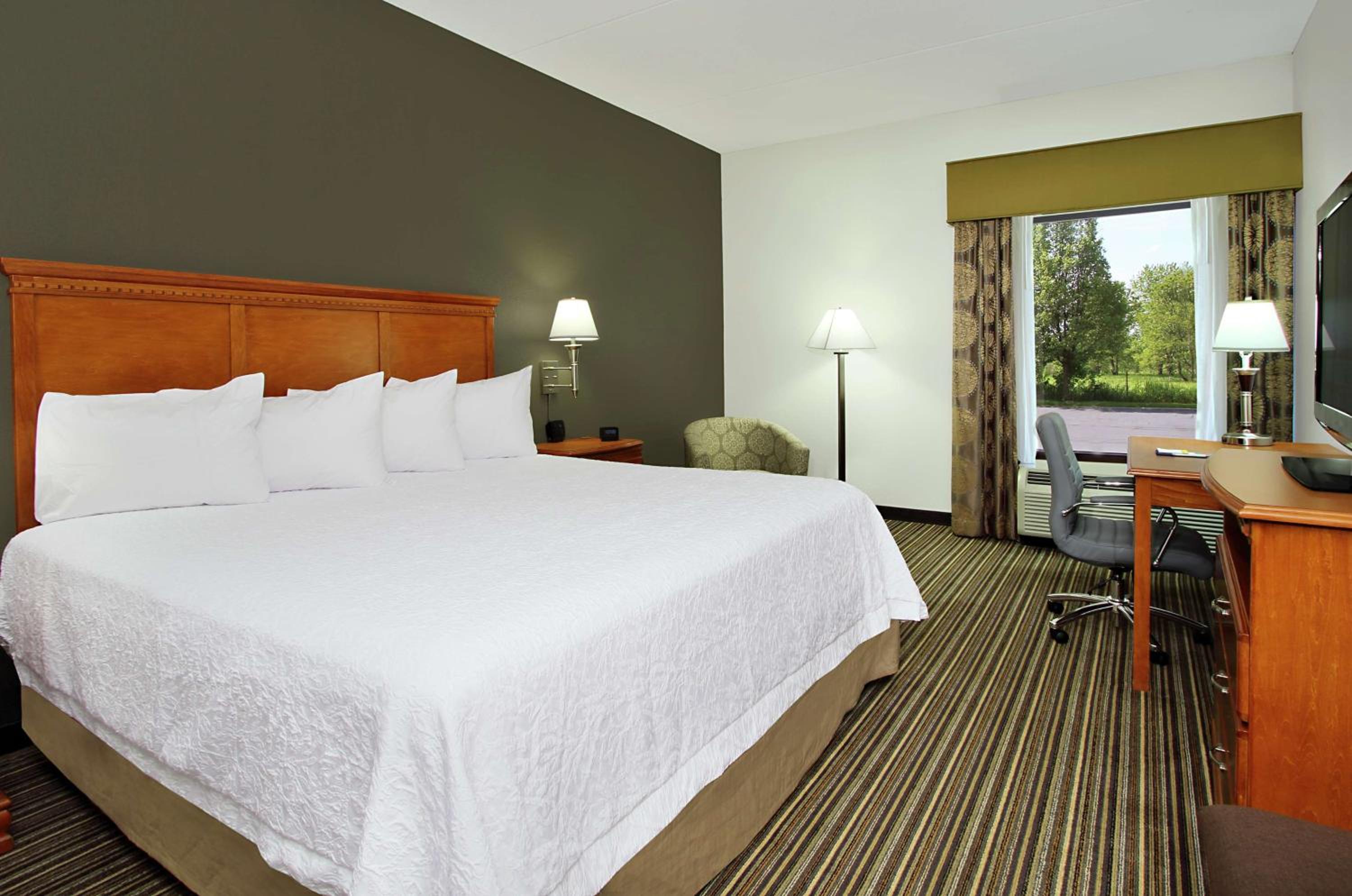 King Room with King Bed - Non-Smoking - Photo 3