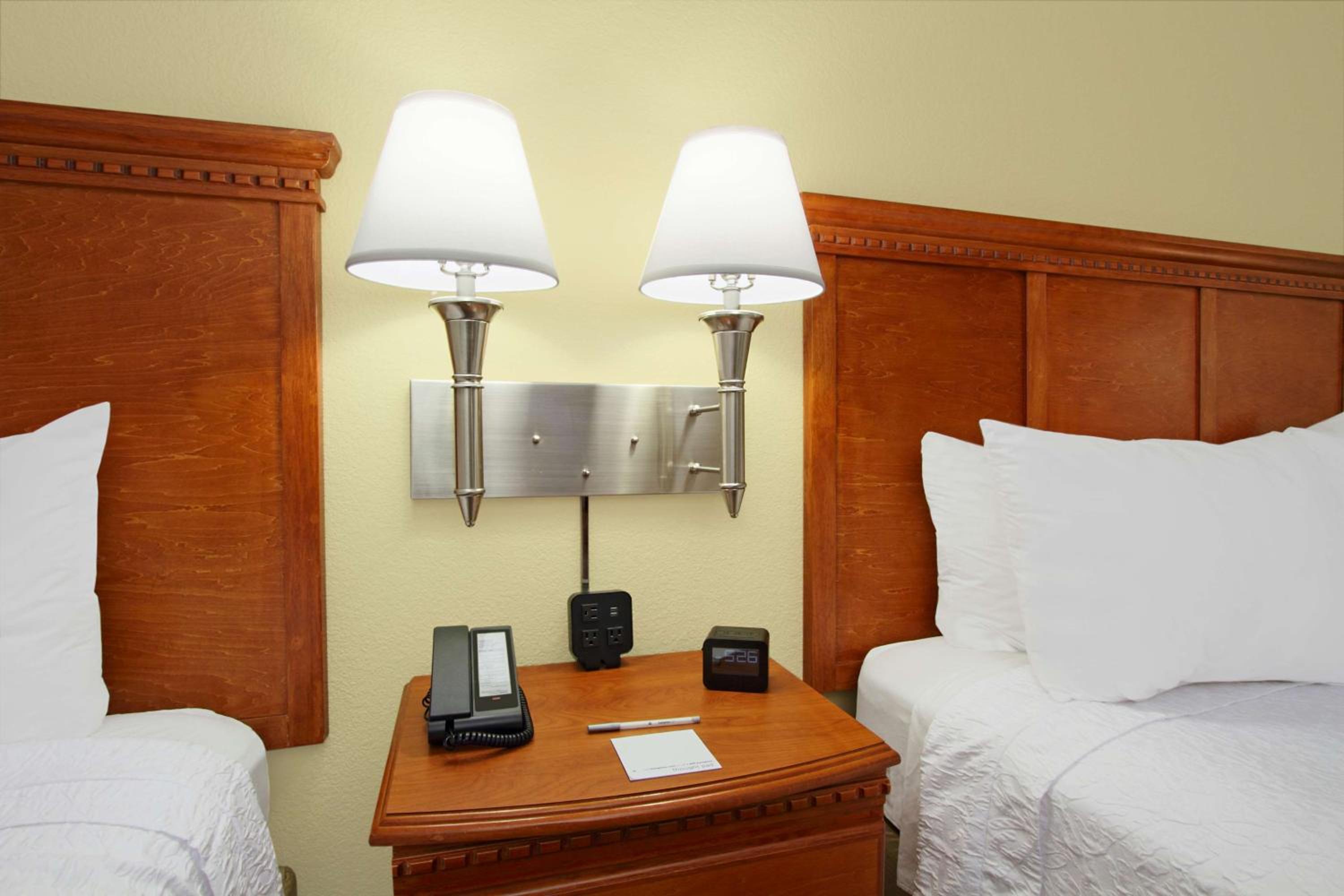 Room with Two Queen Beds - Non-Smoking - Photo 5