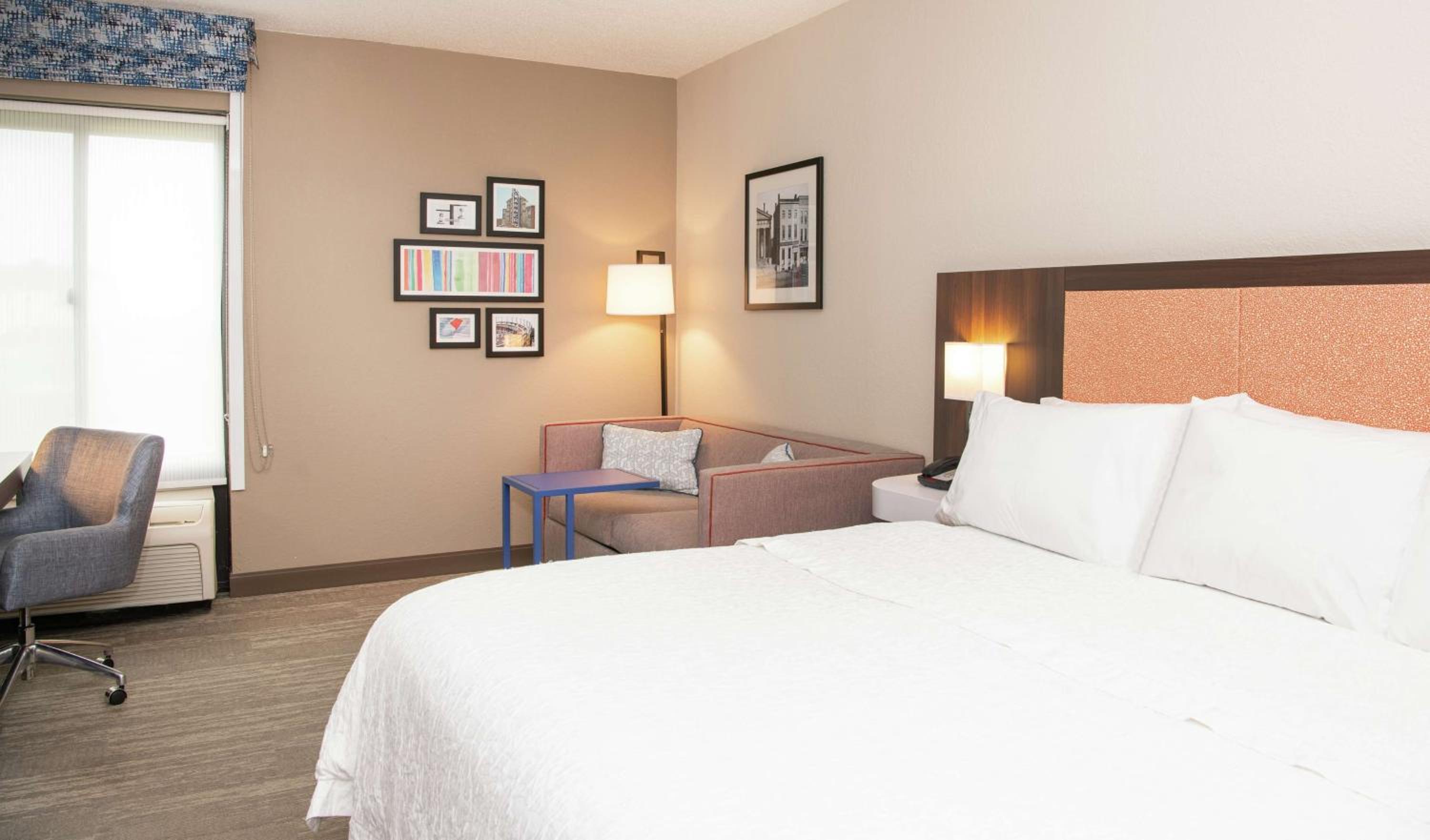 King Room with Sofa Bed - Photo 4