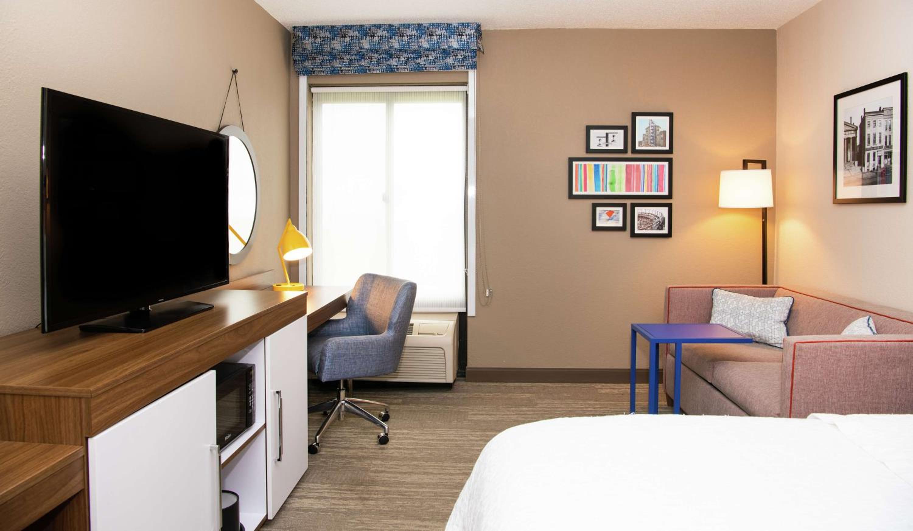 King Room with Sofa Bed - Photo 6