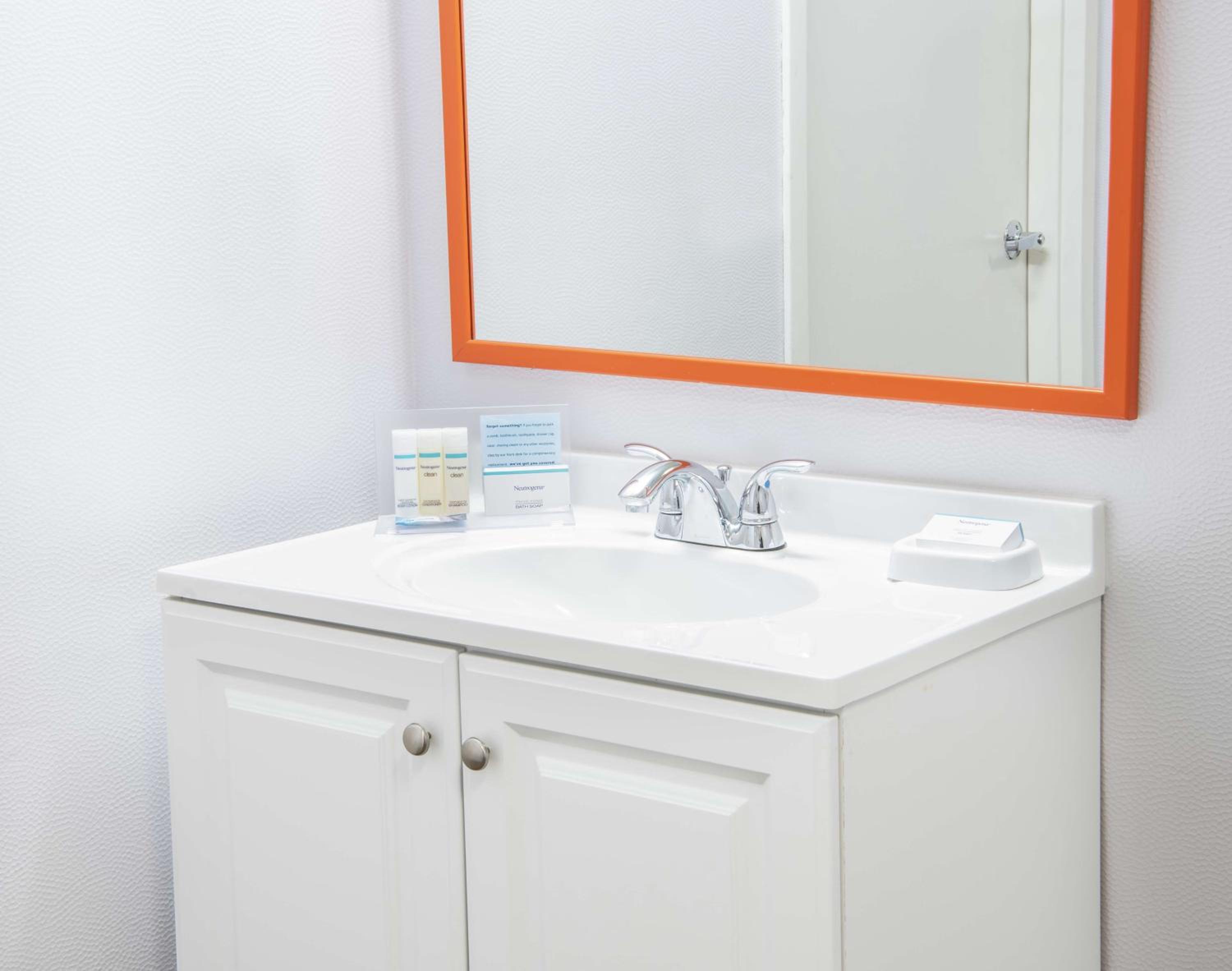 King Room with Roll-In Shower - Mobility and Hearing Access/Non-Smoking - Photo 6