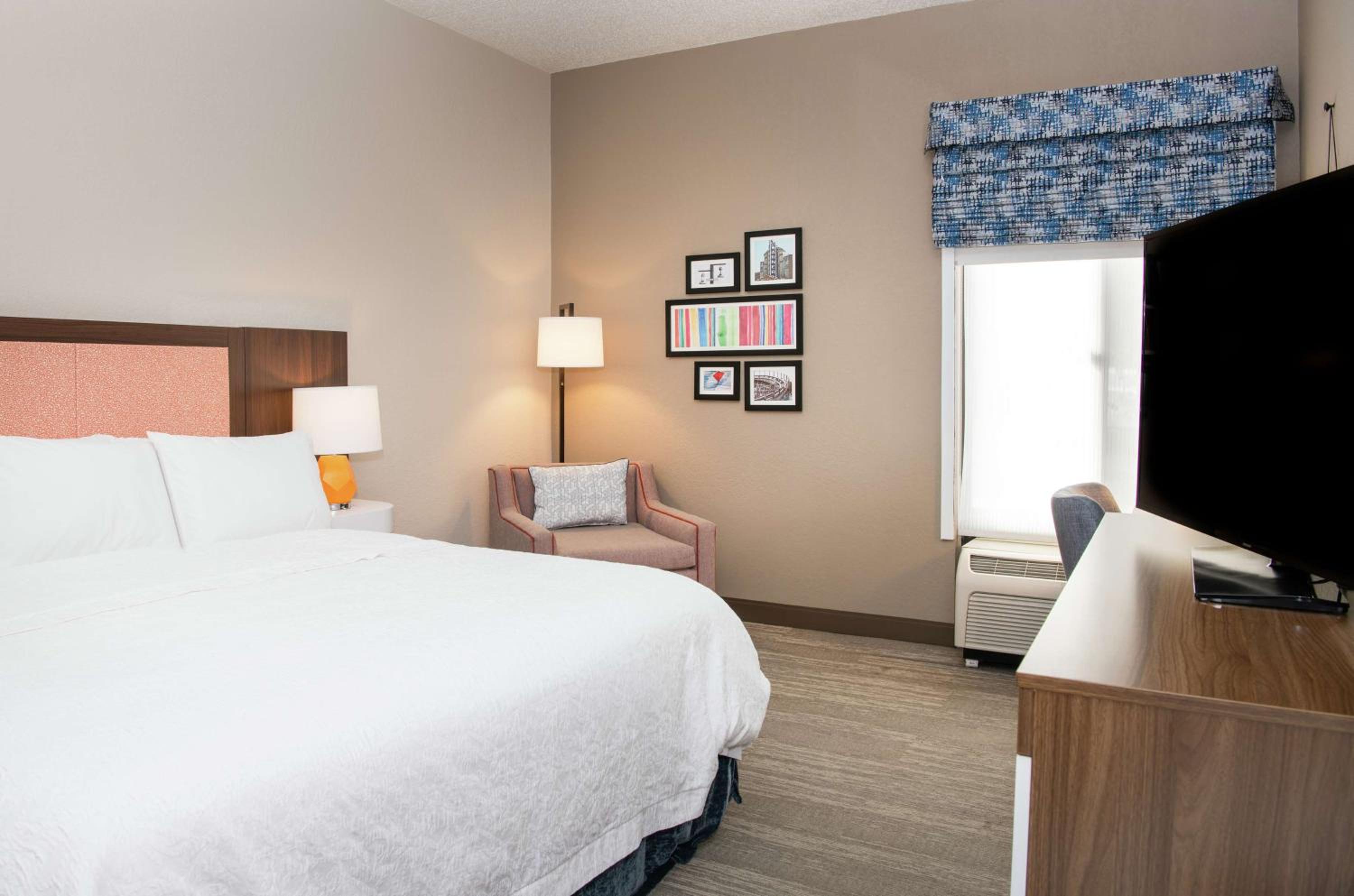 King Room with Accessible Tub - Mobility and Hearing Access/Non-Smoking - Photo 1