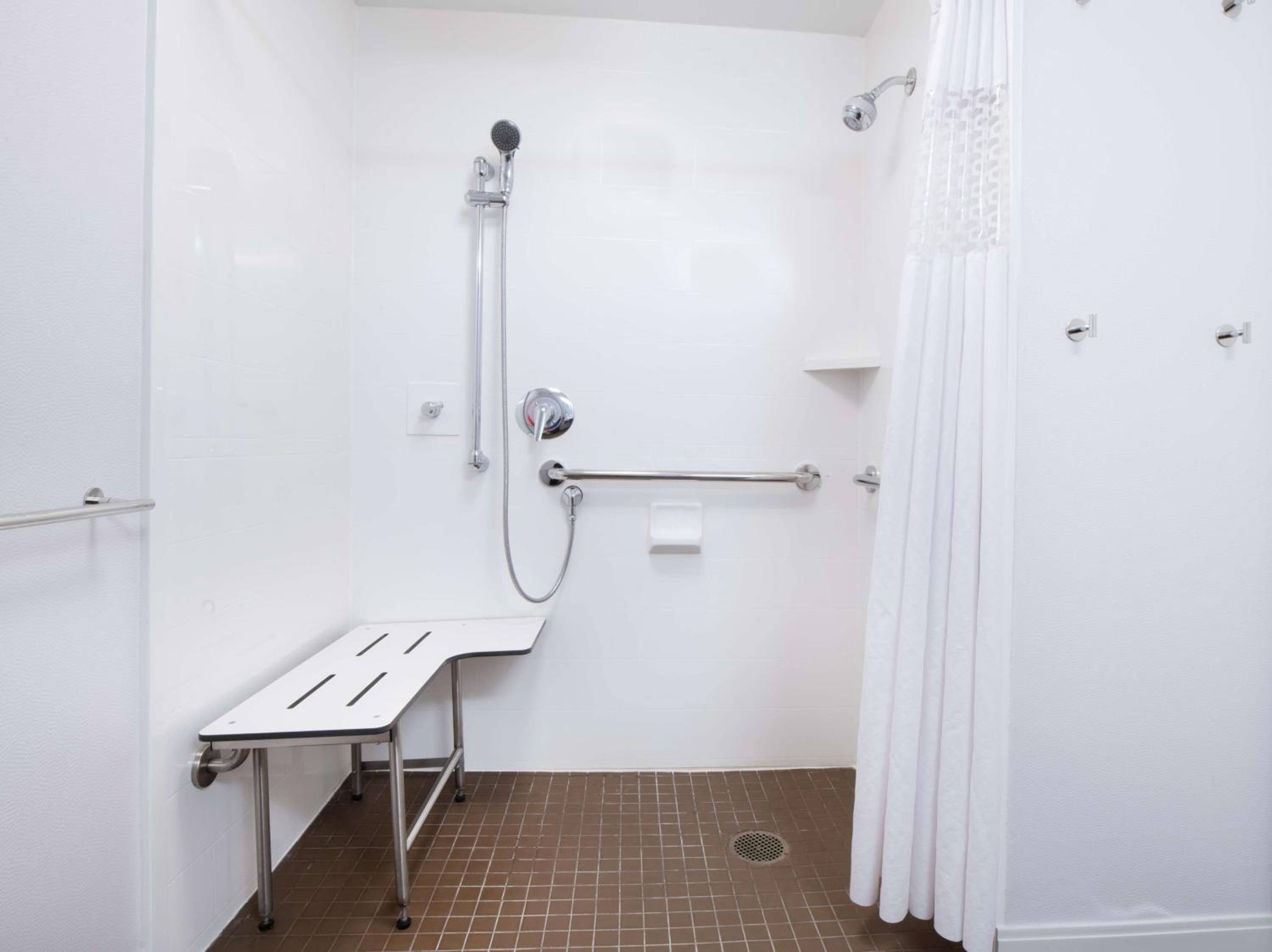 King Room with Roll-In Shower - Mobility and Hearing Access/Non-Smoking - Photo 7