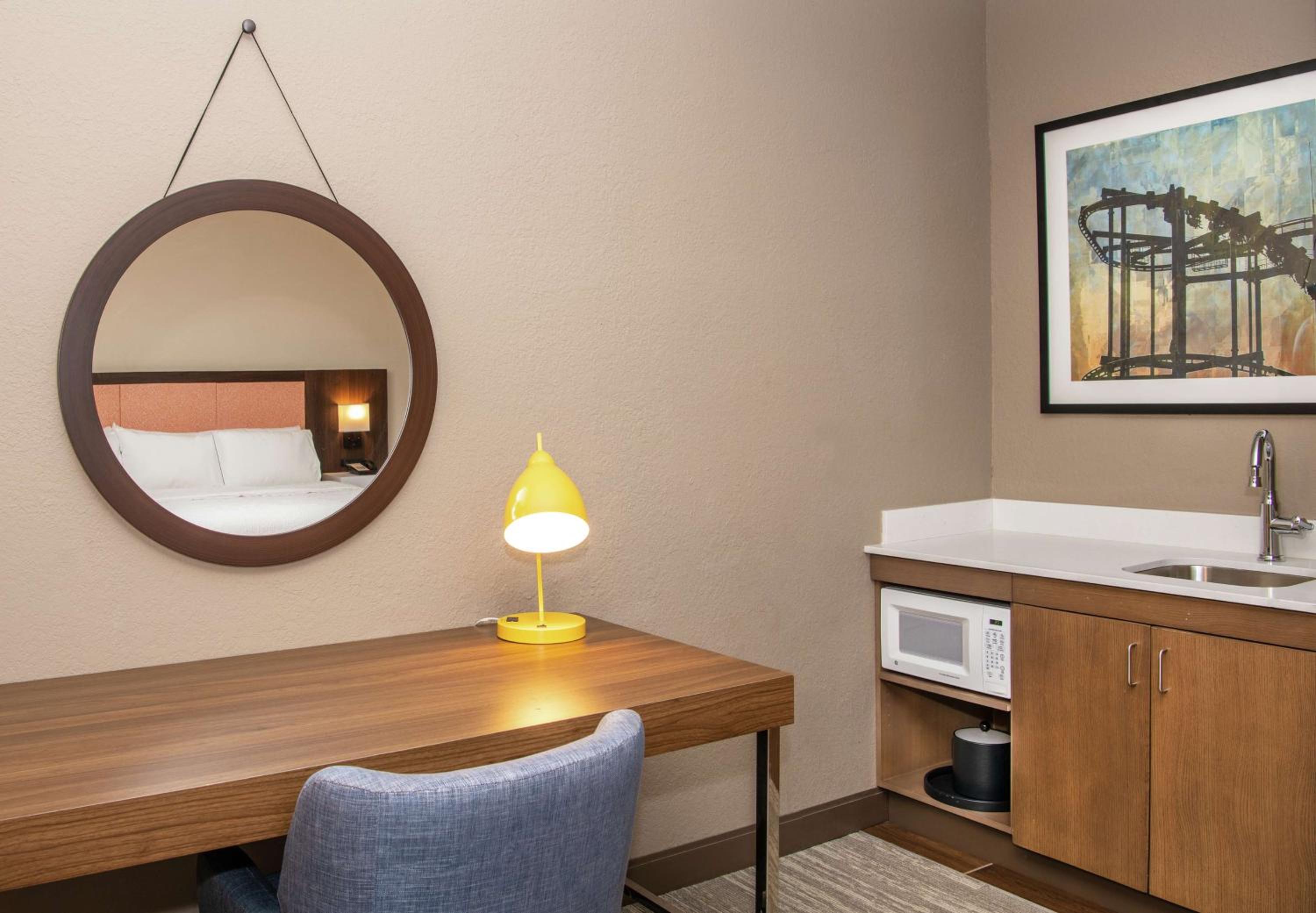 King Room with Sofa Bed and Walk In Shower - Non-Smoking - Photo 5