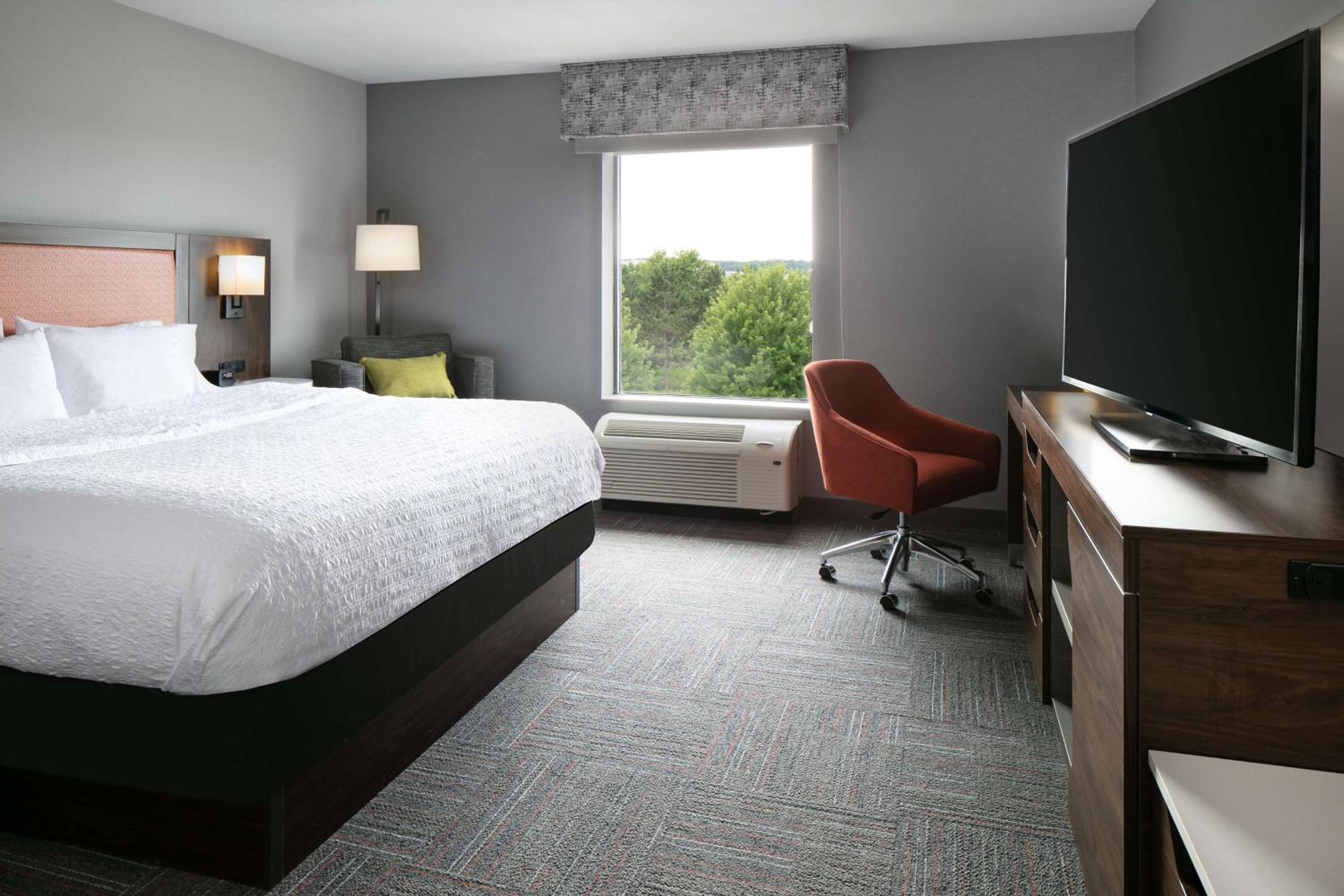 King Room with King Bed - Non-Smoking - Photo 2