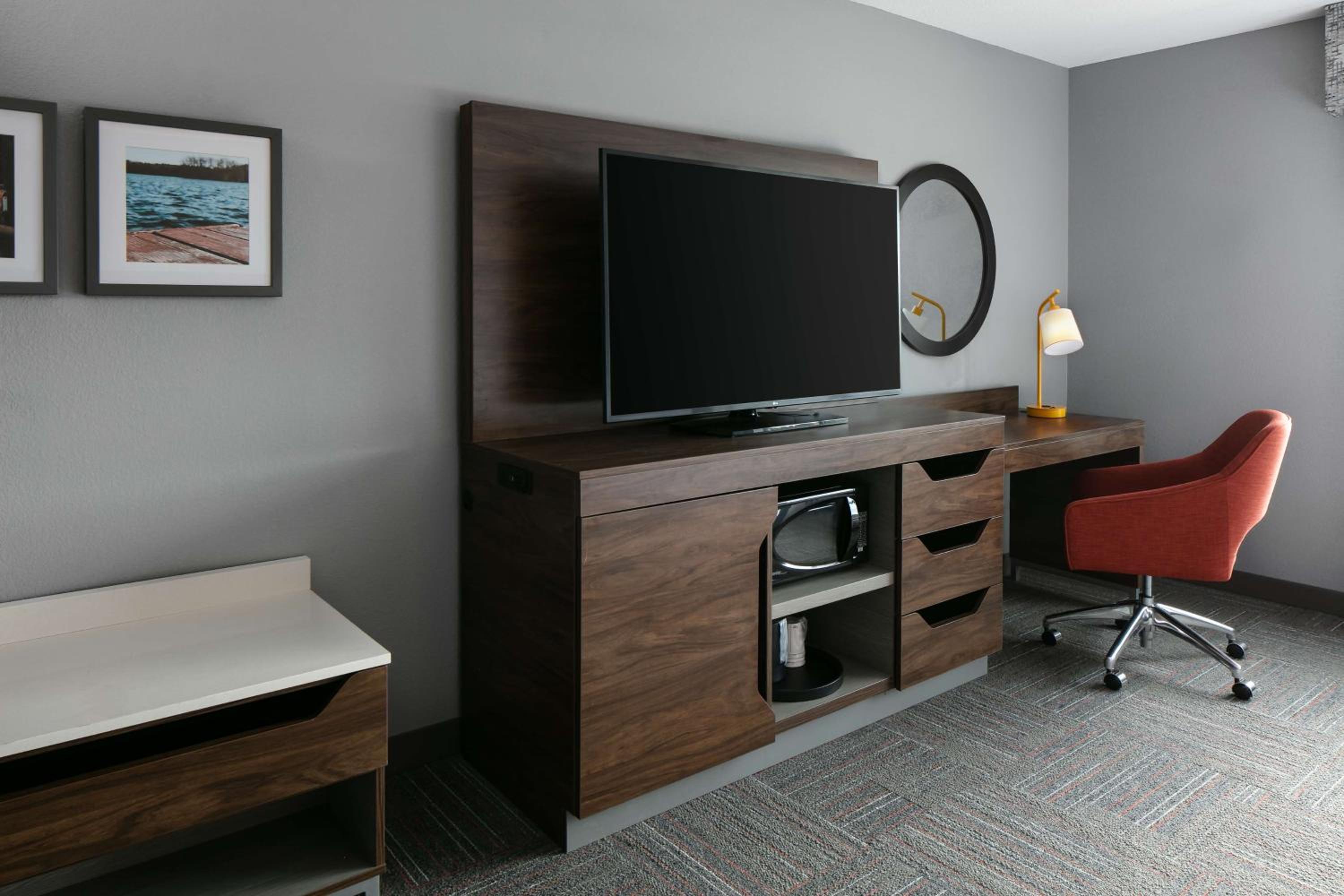 Queen Room with Two Queen Beds - Mobility Access/Non-Smoking - Photo 4