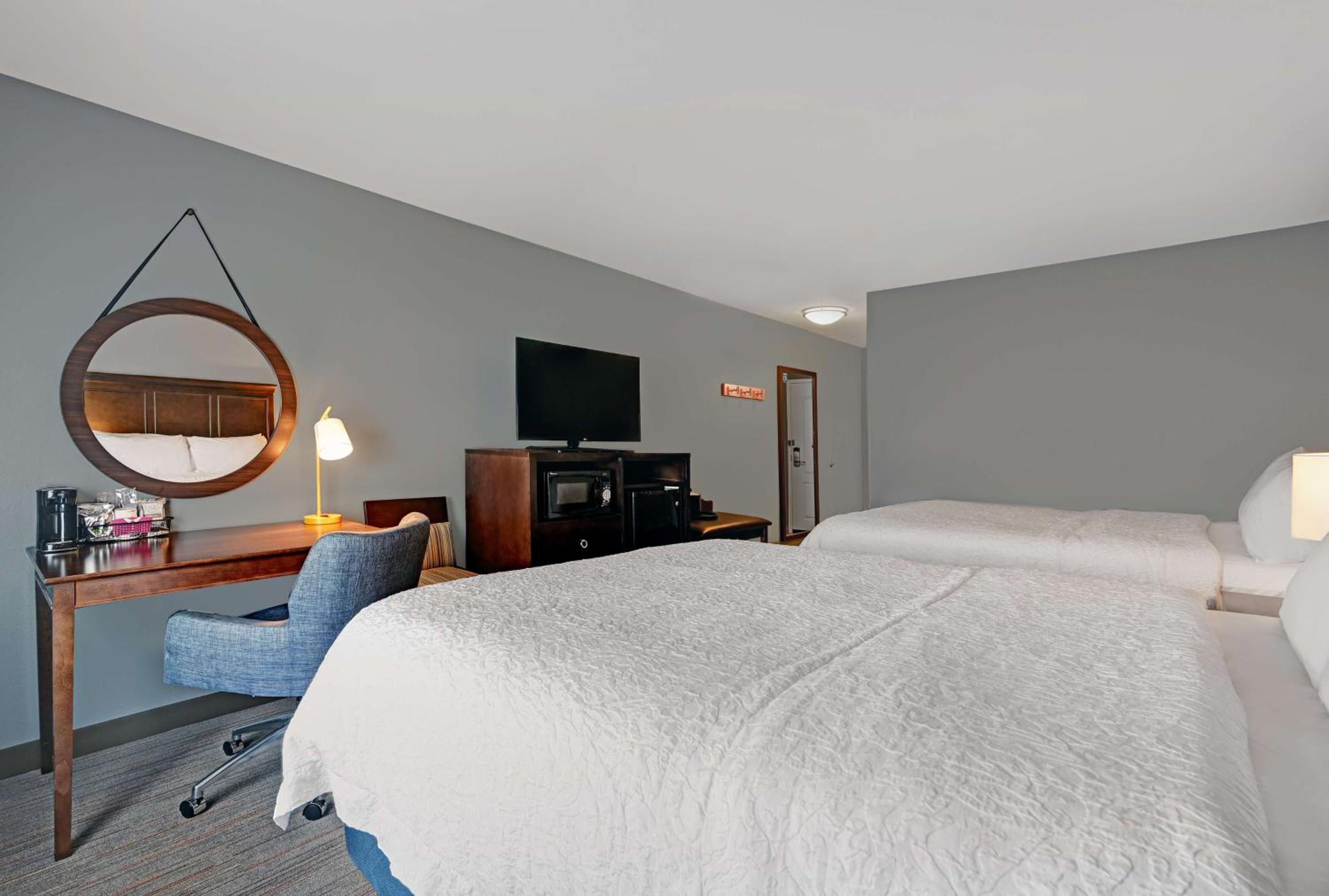 Queen Room with Two Queen Beds - Hearing Access/Non-Smoking - Photo 10