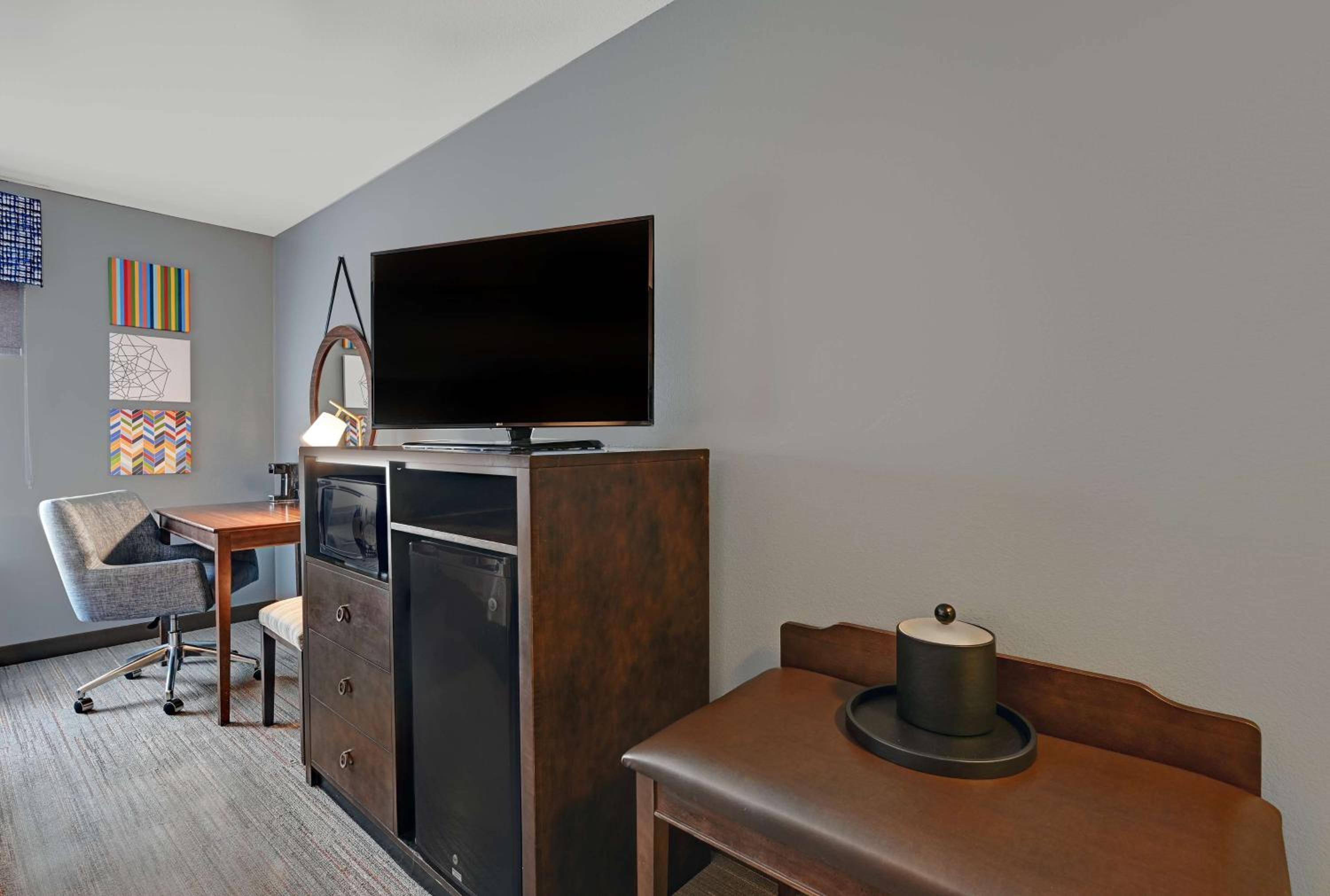 Queen Room with Two Queen Beds - Hearing Access/Non-Smoking - Photo 4