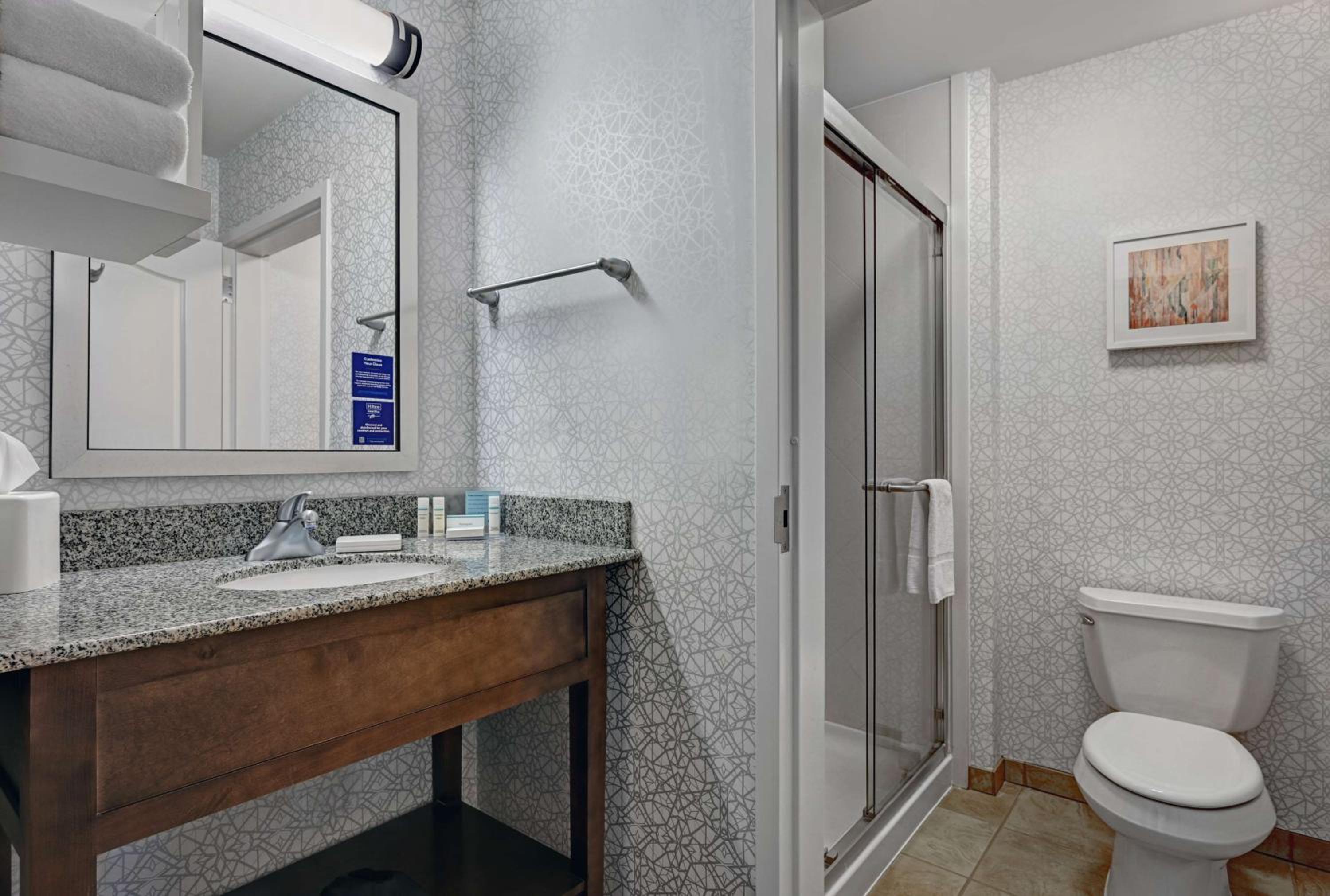 Queen Room - Non-Smoking - Photo 8