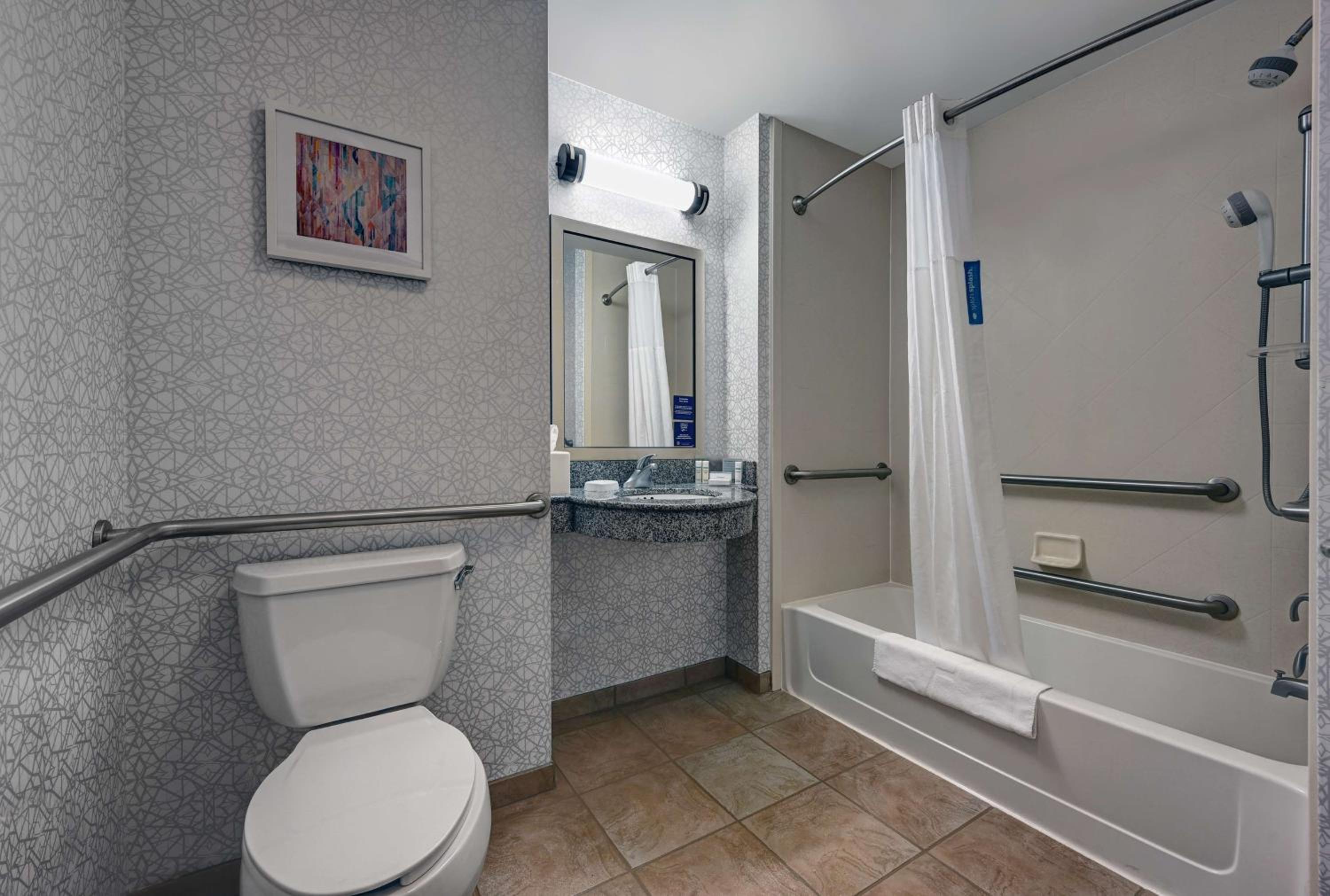 Queen Room with Two Queen Beds - Hearing Access/Non-Smoking - Photo 6