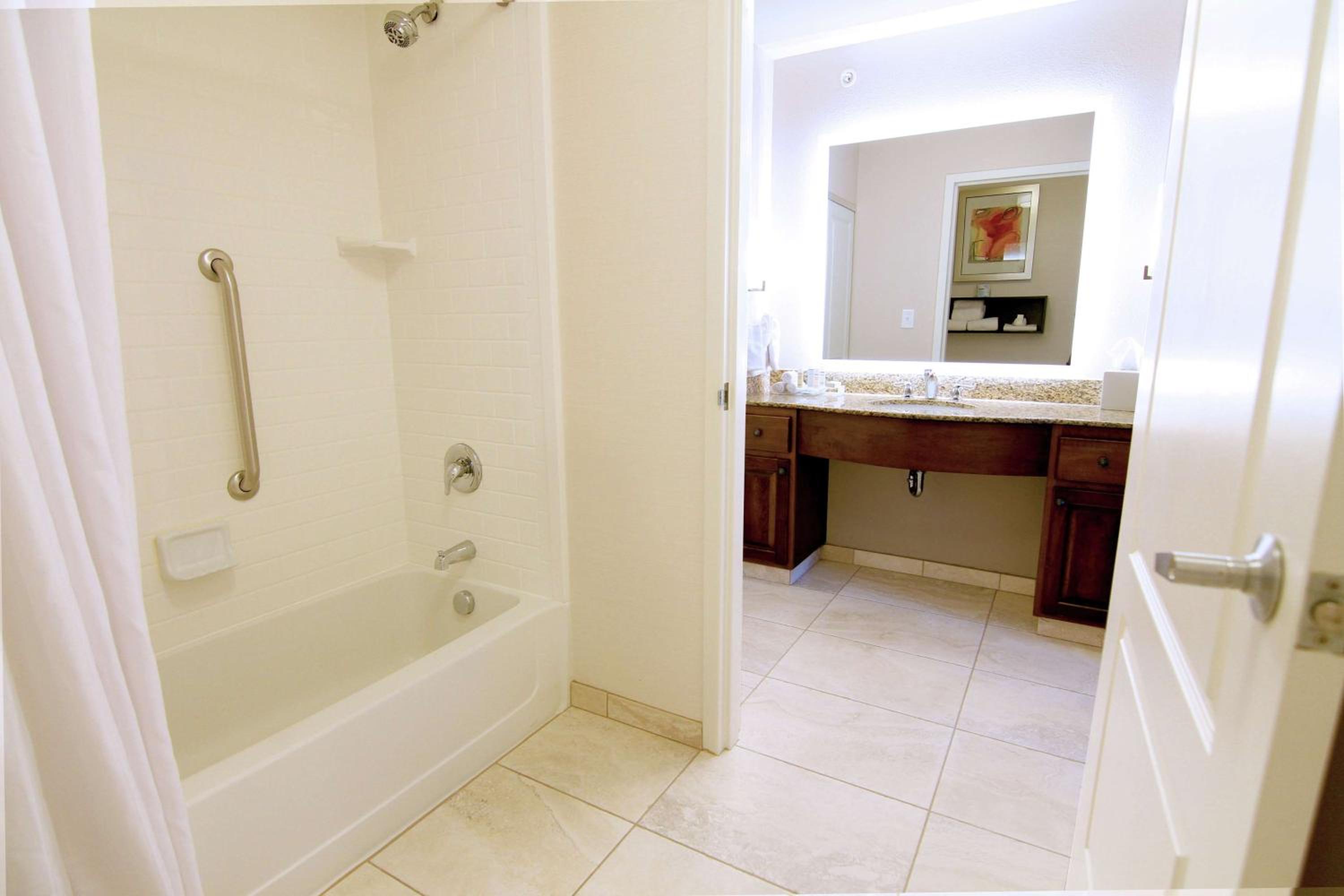 One-Bedroom King Suite - Non-Smoking - Photo 3