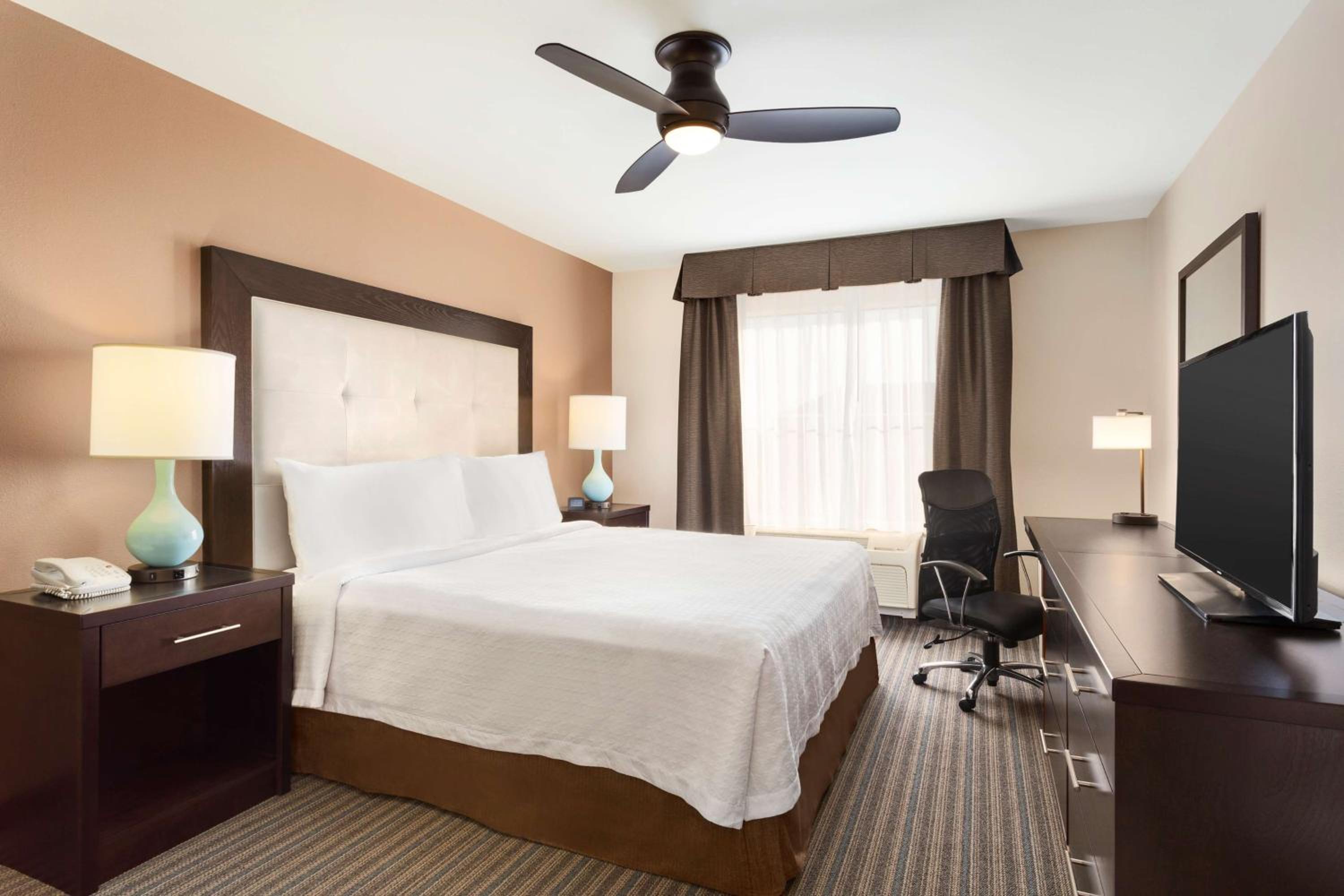 Two Bedroom Suite with One King and Two Queen Beds - Non-Smoking - Photo 3