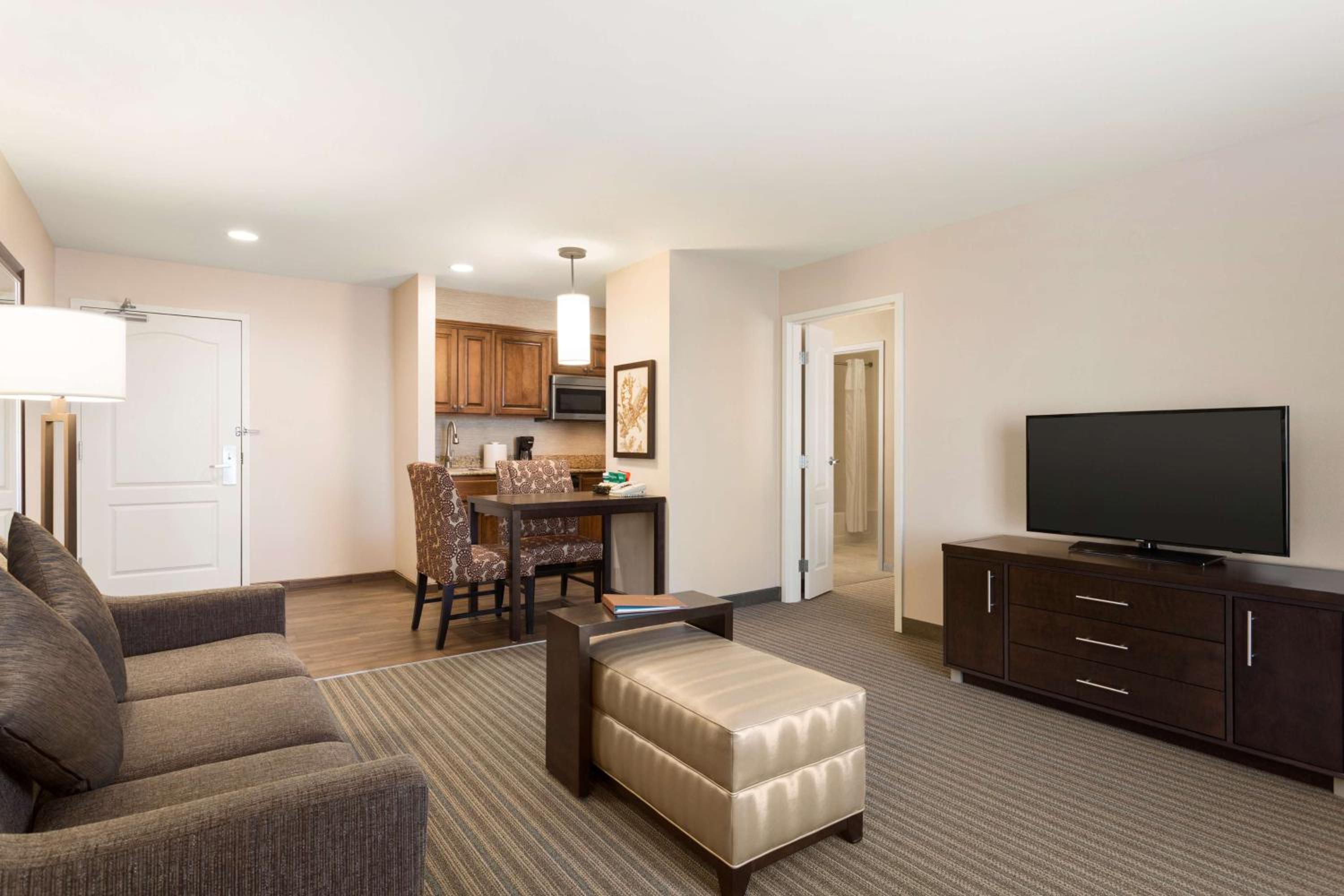 One-Bedroom Queen Suite - Non-Smoking - Photo 3