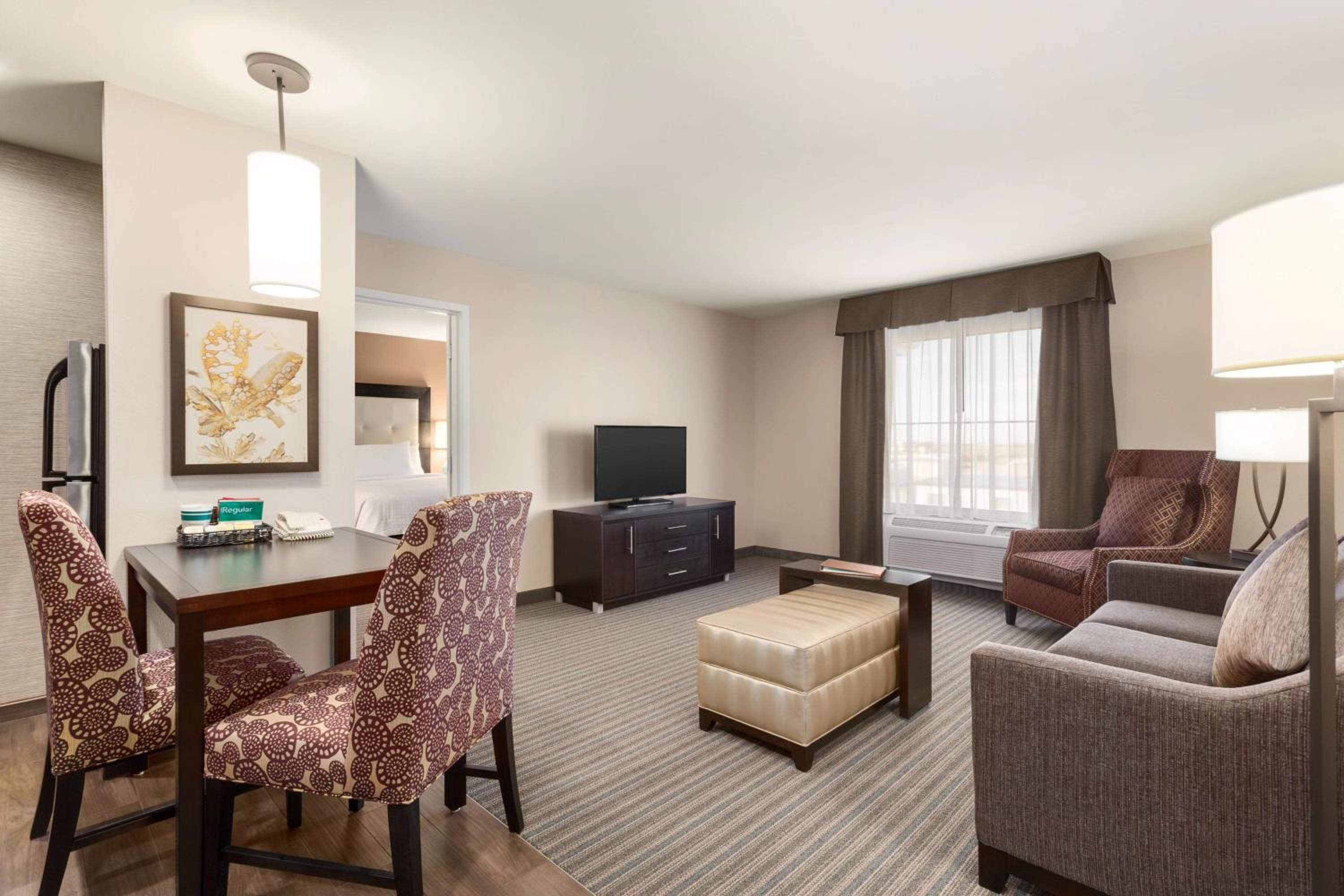 One-Bedroom Queen Suite - Non-Smoking - Photo 2