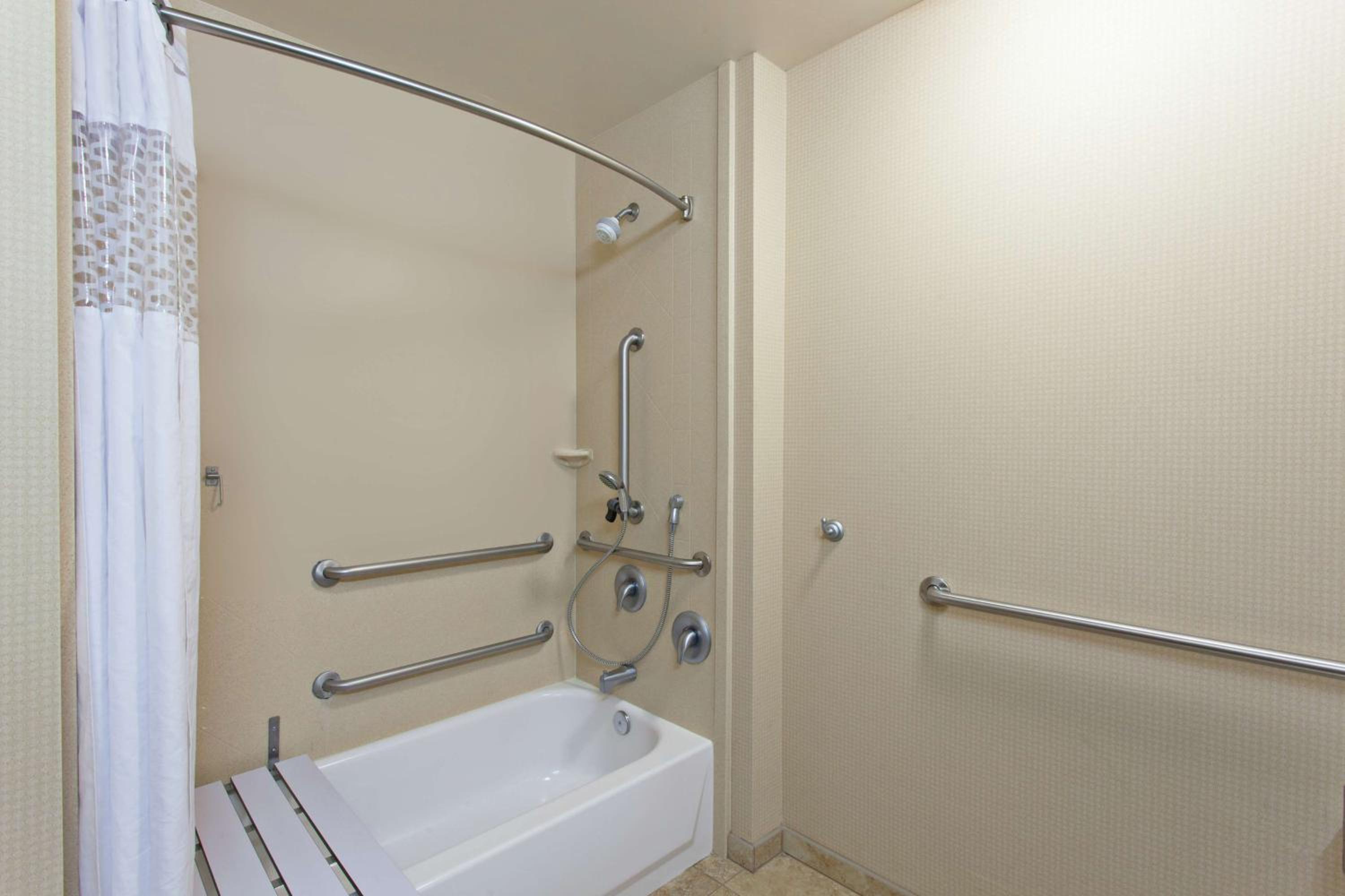 King Room with Accessible Tub - Mobility and Hearing Access/Non-Smoking - Photo 3
