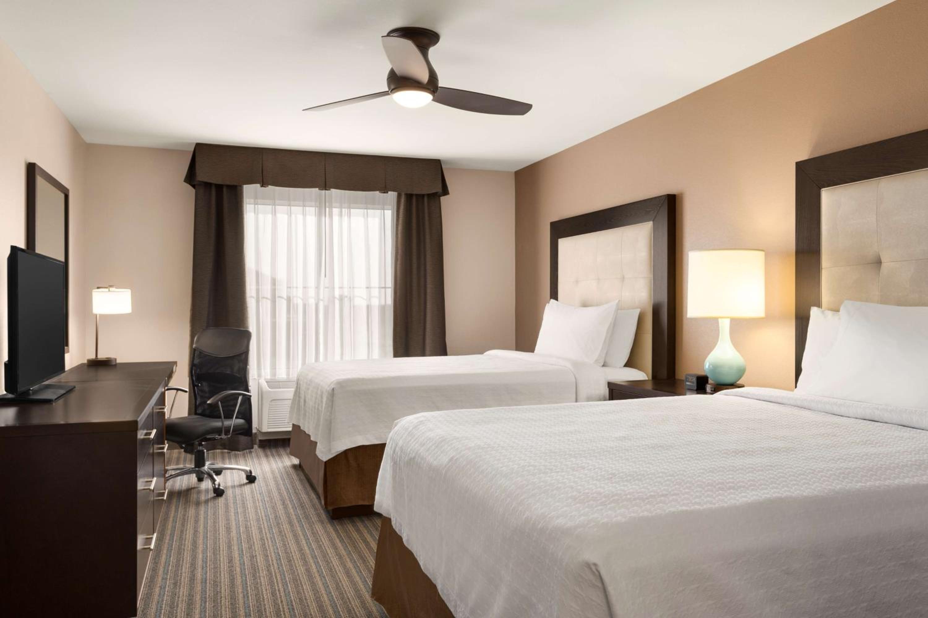 Two Bedroom Suite with One King and Two Queen Beds - Non-Smoking - Photo 2