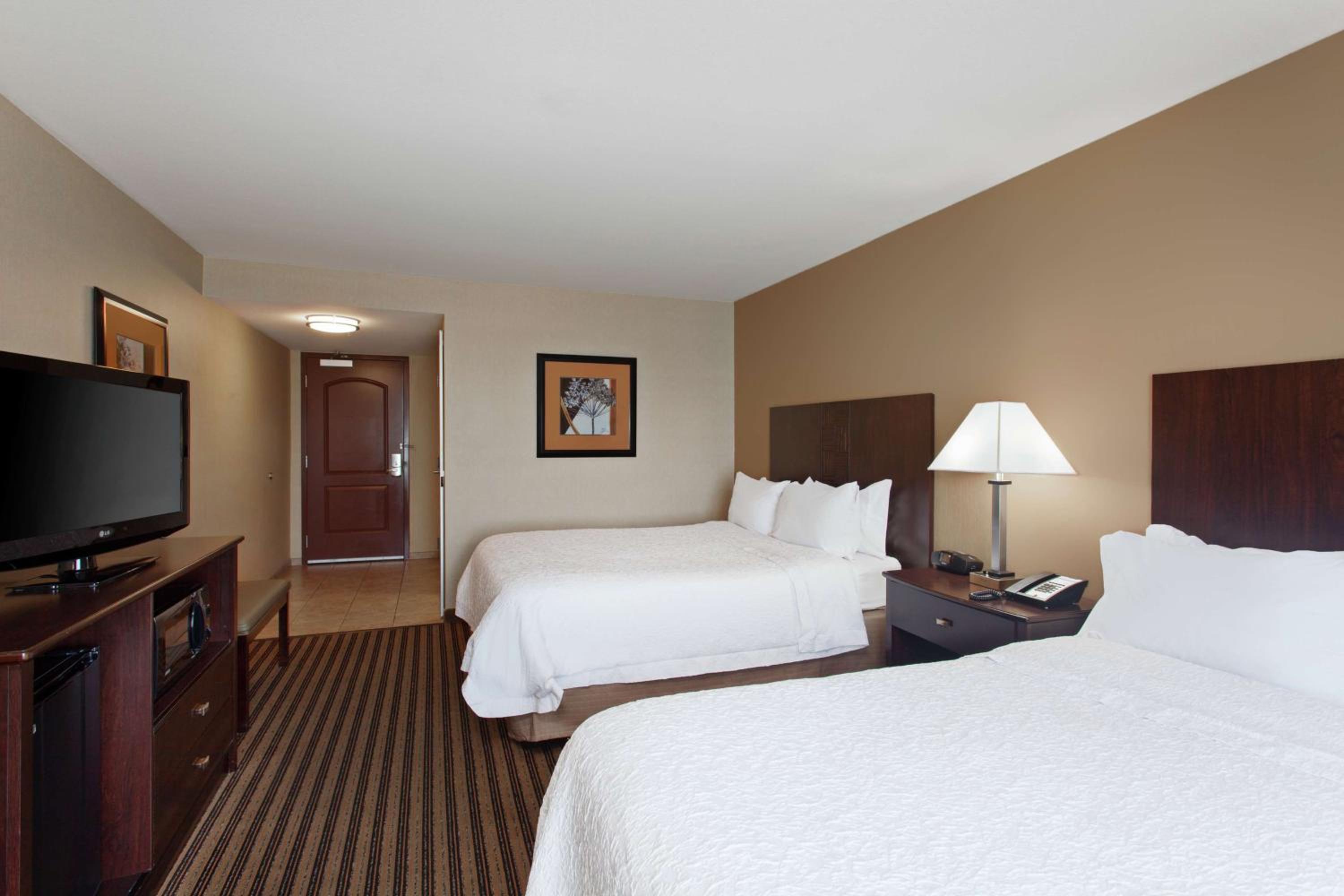 Room with Two Queen Beds - Non-Smoking - Photo 3