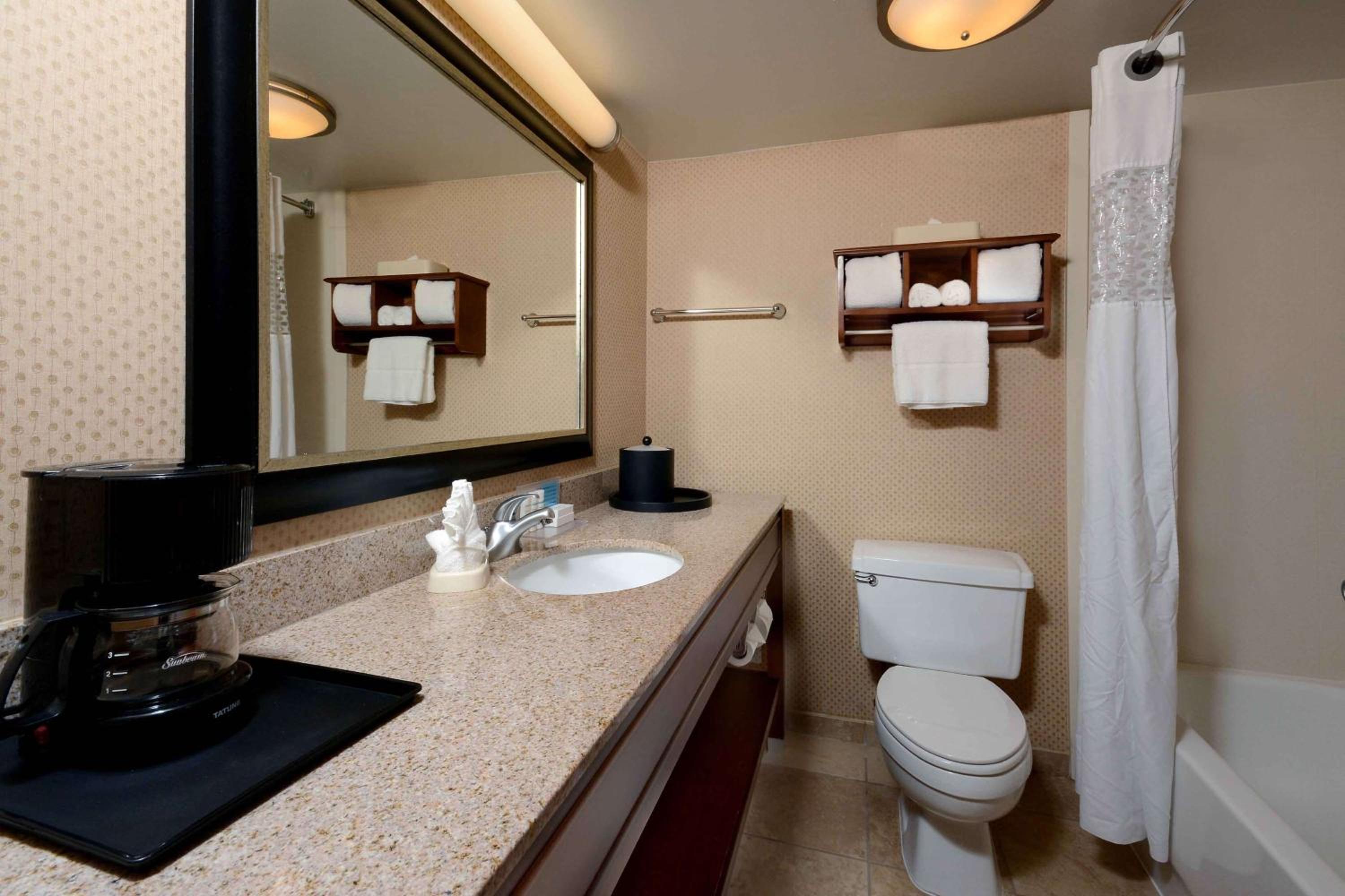 King Room with - Non-Smoking - Photo 3