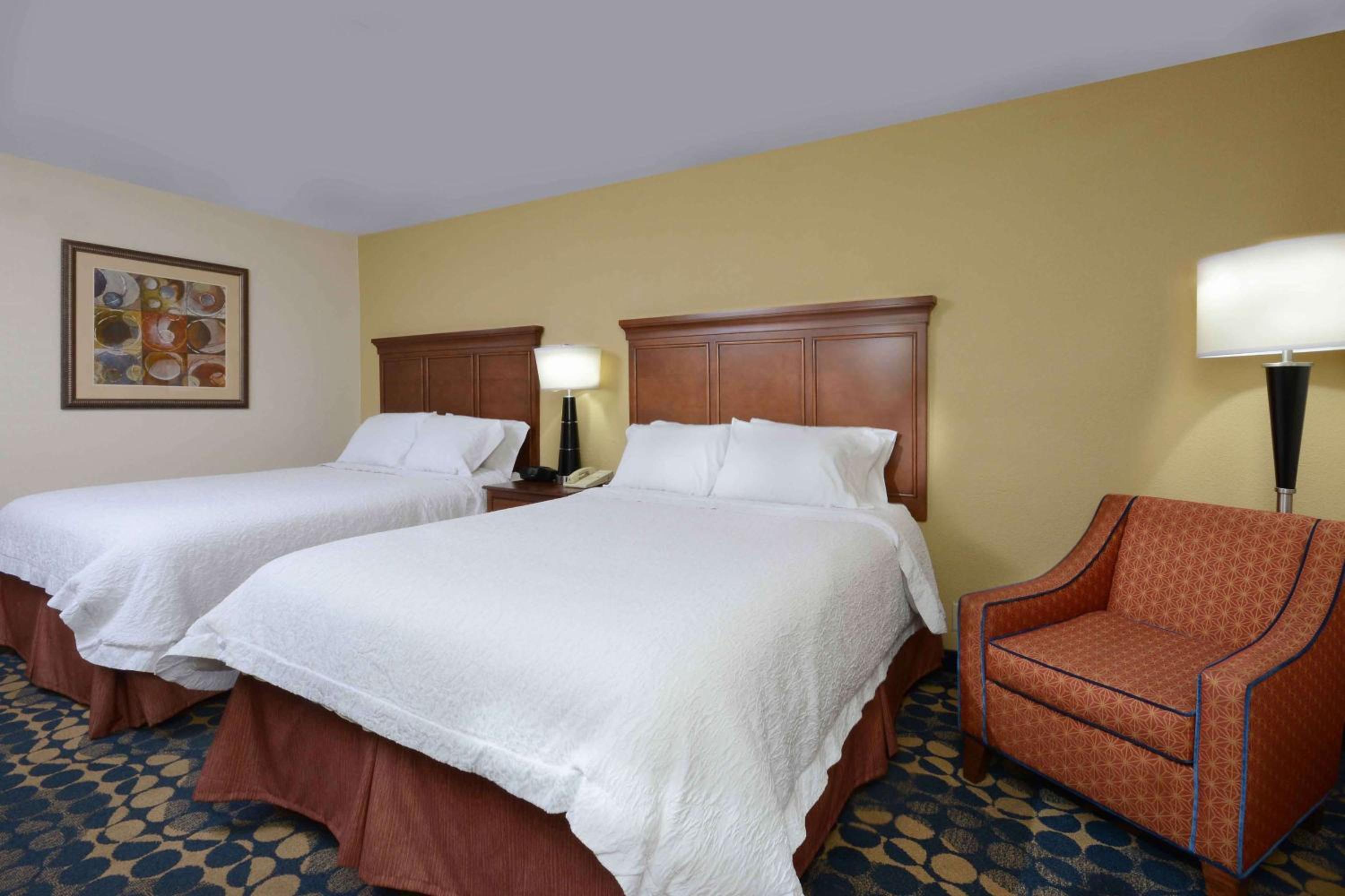 Queen Room with Two Queen Beds - Non-Smoking - Photo 4