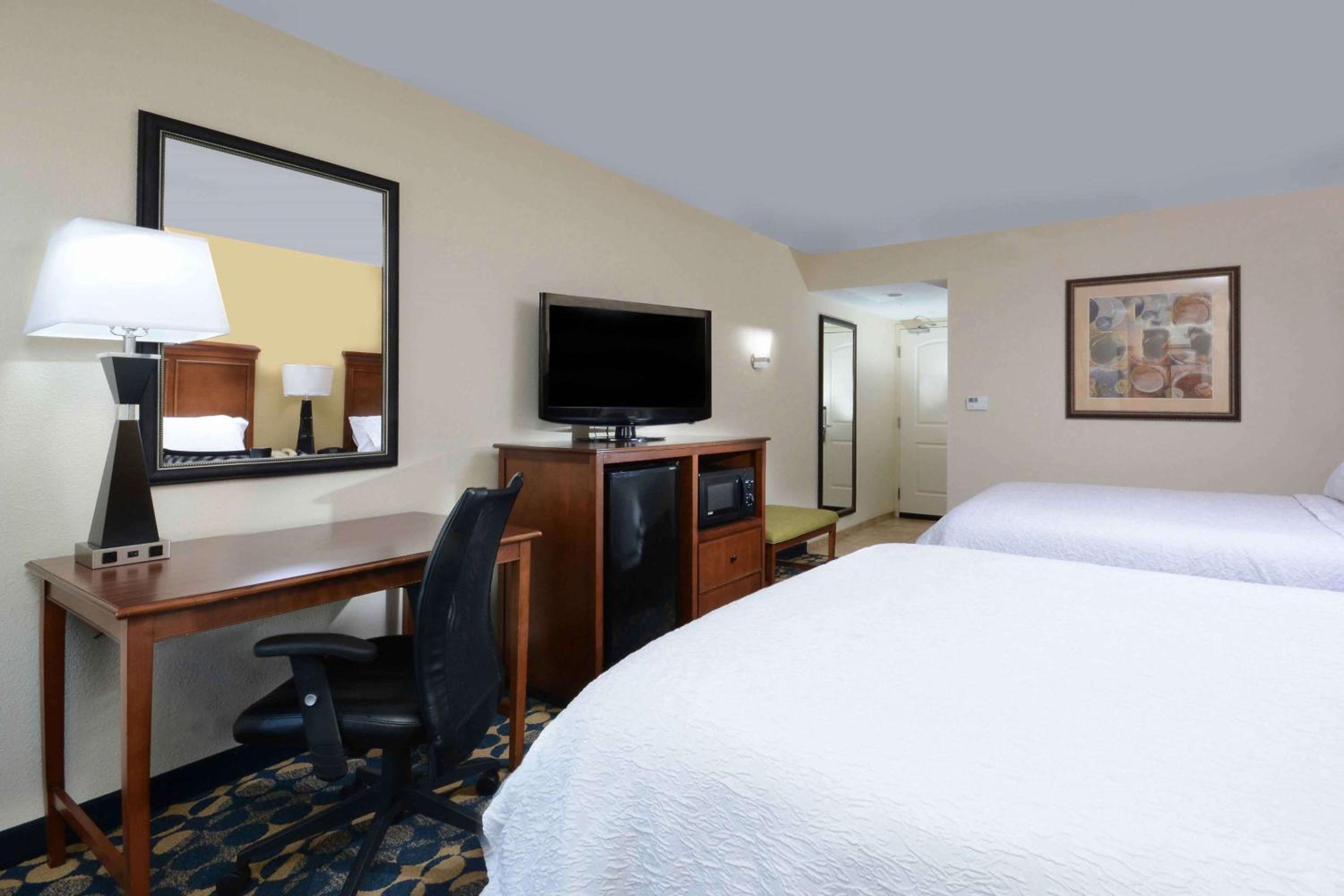 Queen Room with Two Queen Beds - Non-Smoking - Photo 2