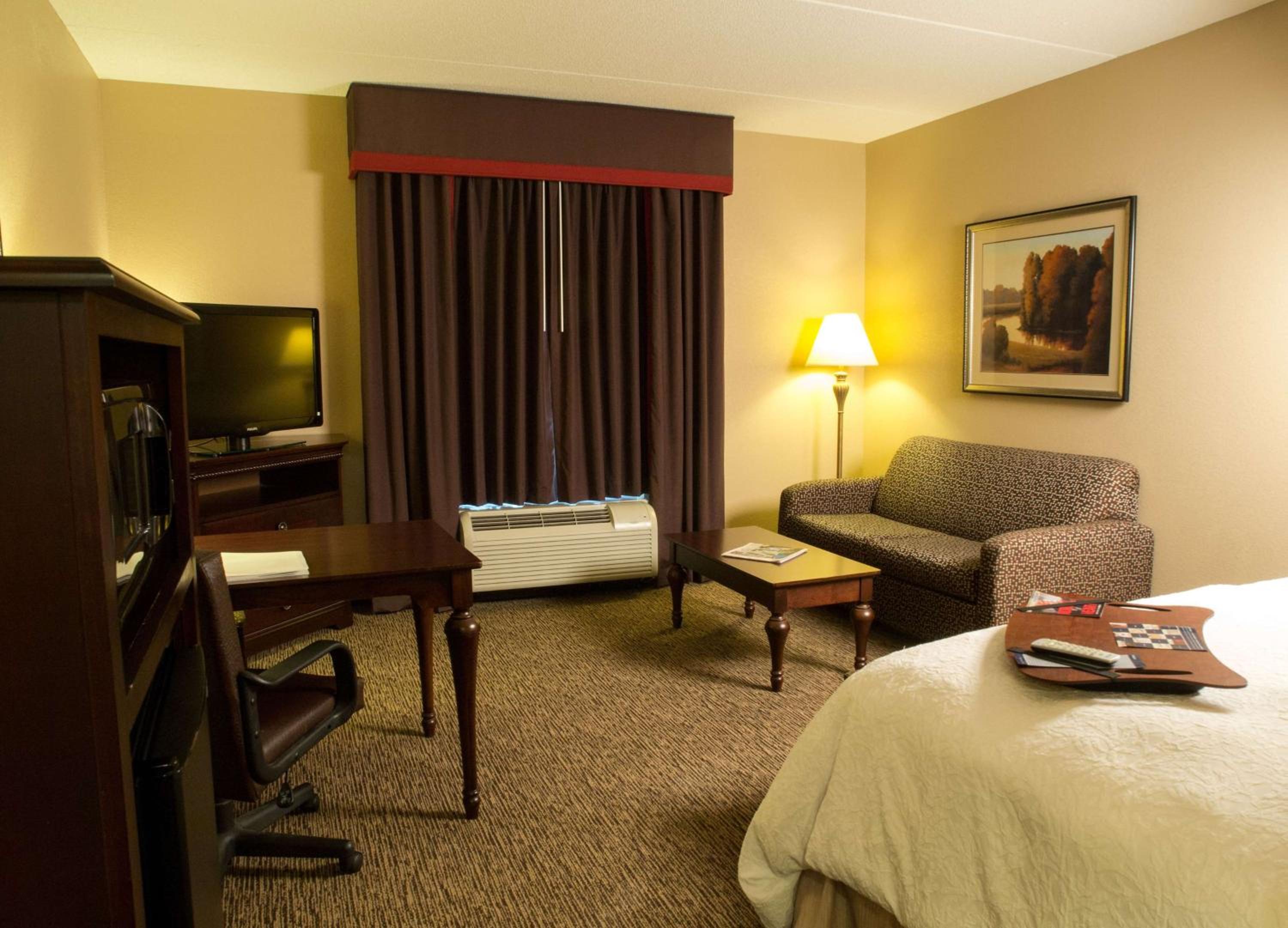 King Room with King Bed - Non-Smoking - Photo 5