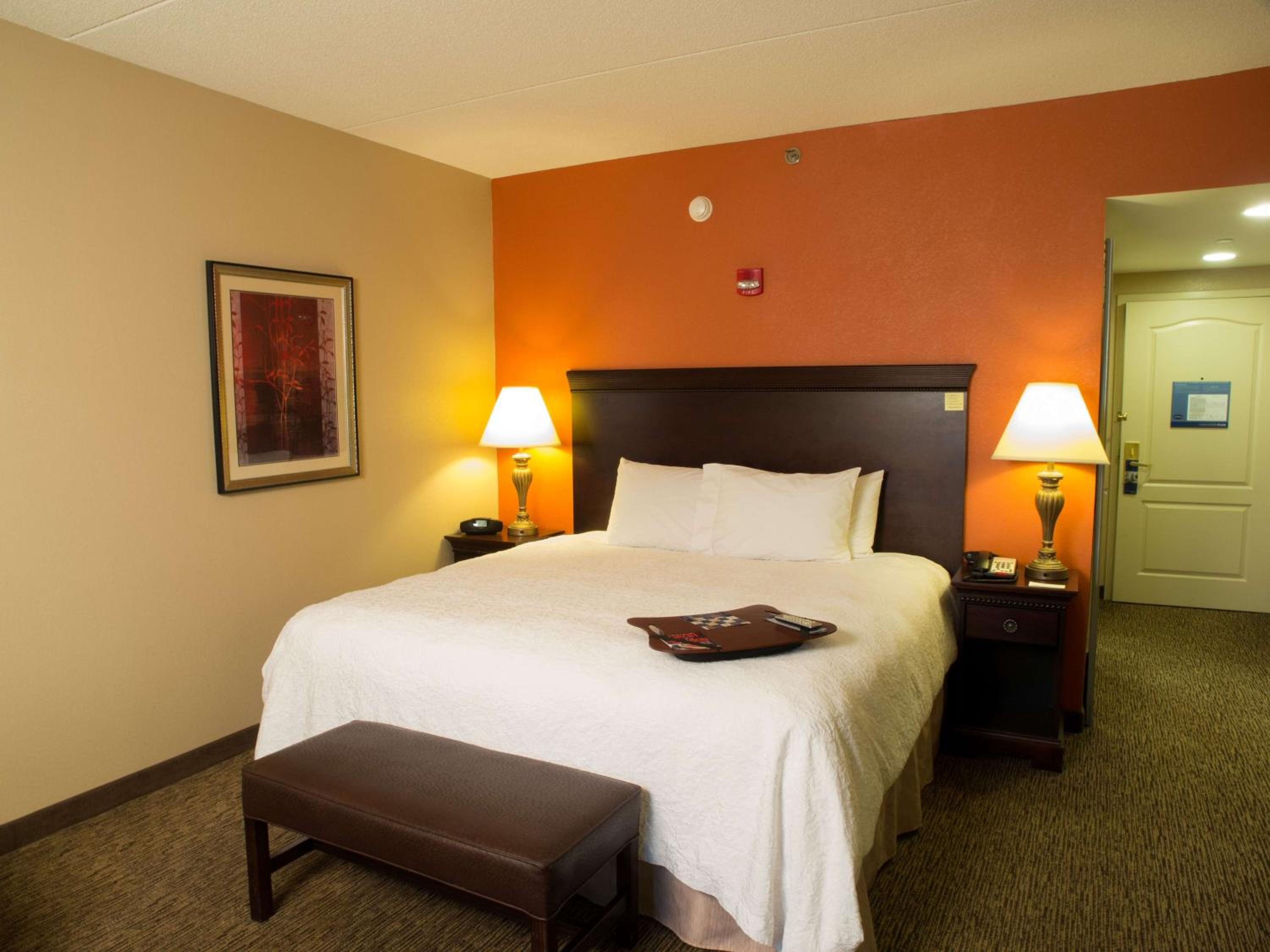 King Room with King Bed - Non-Smoking - Photo 7