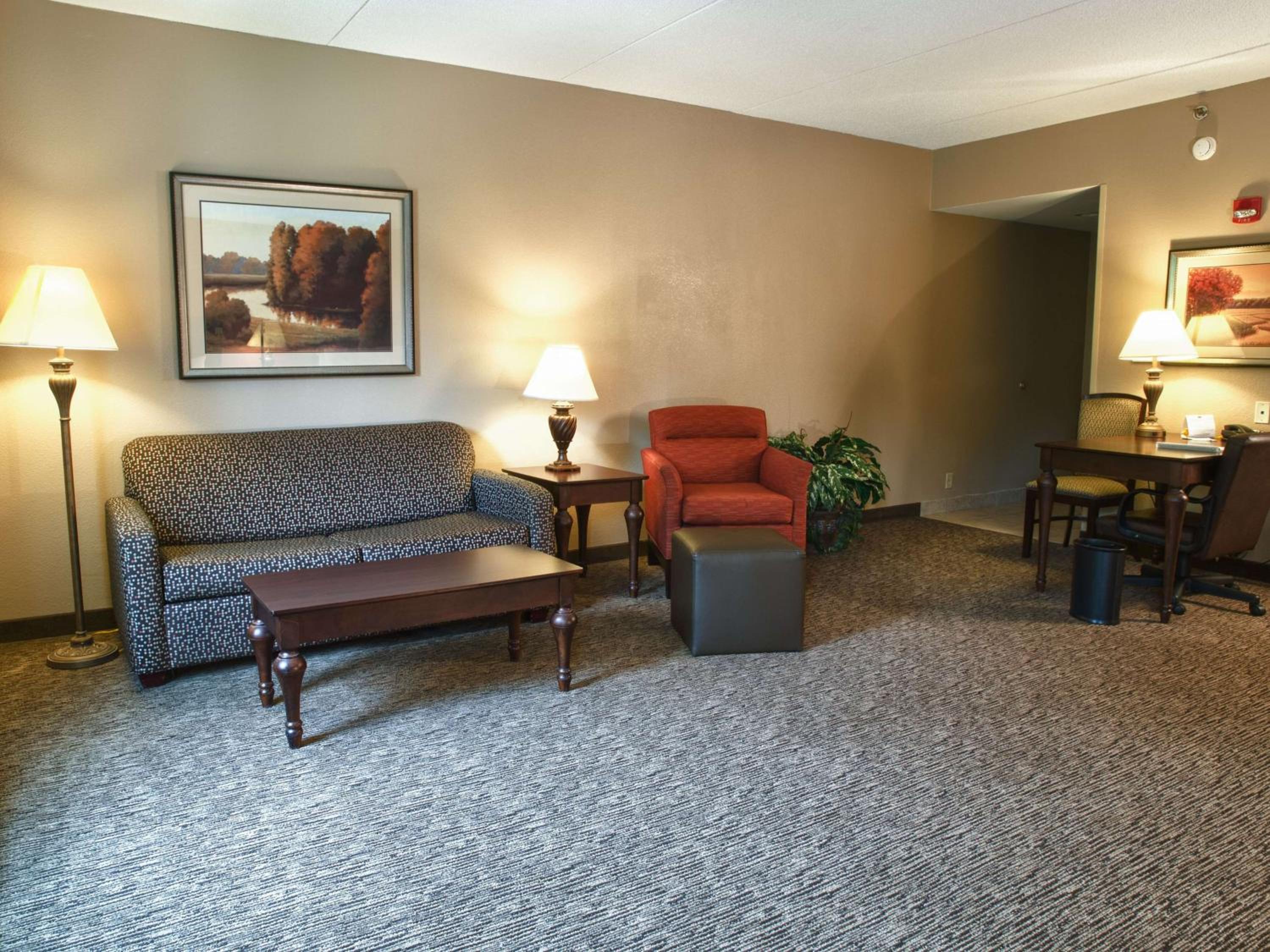 Queen Studio Suite with Two Queen Beds - Non-Smoking - Photo 2