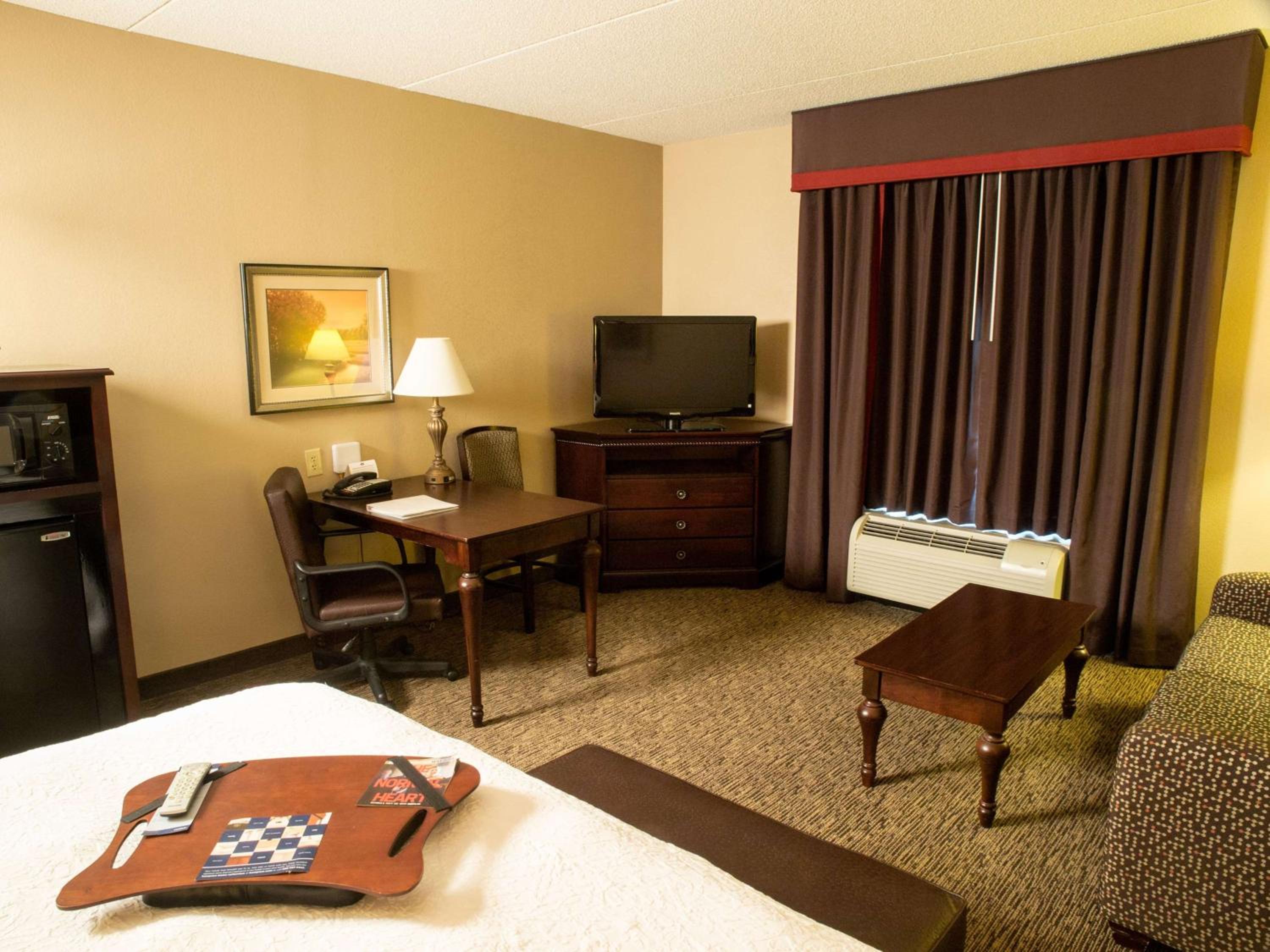 King Room with King Bed - Non-Smoking - Photo 8