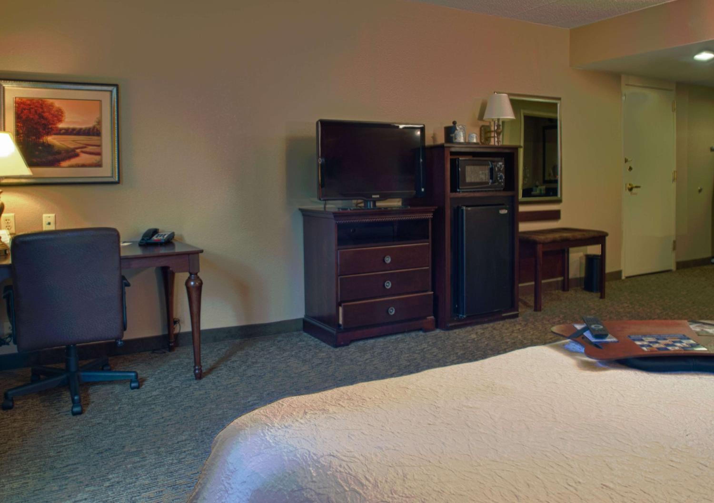 Room with Two Queen Beds - Non-Smoking - Photo 2